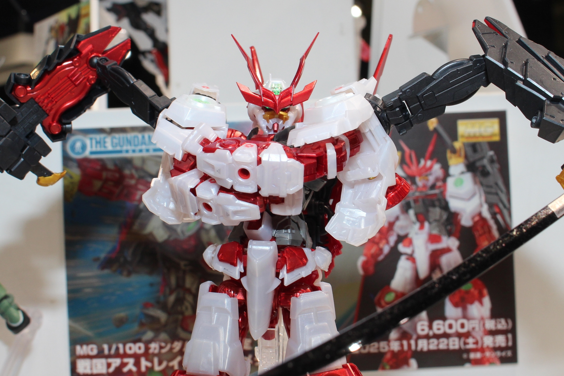 装甲やフレームがメタリックカラーで成形され、きらびやかな姿に