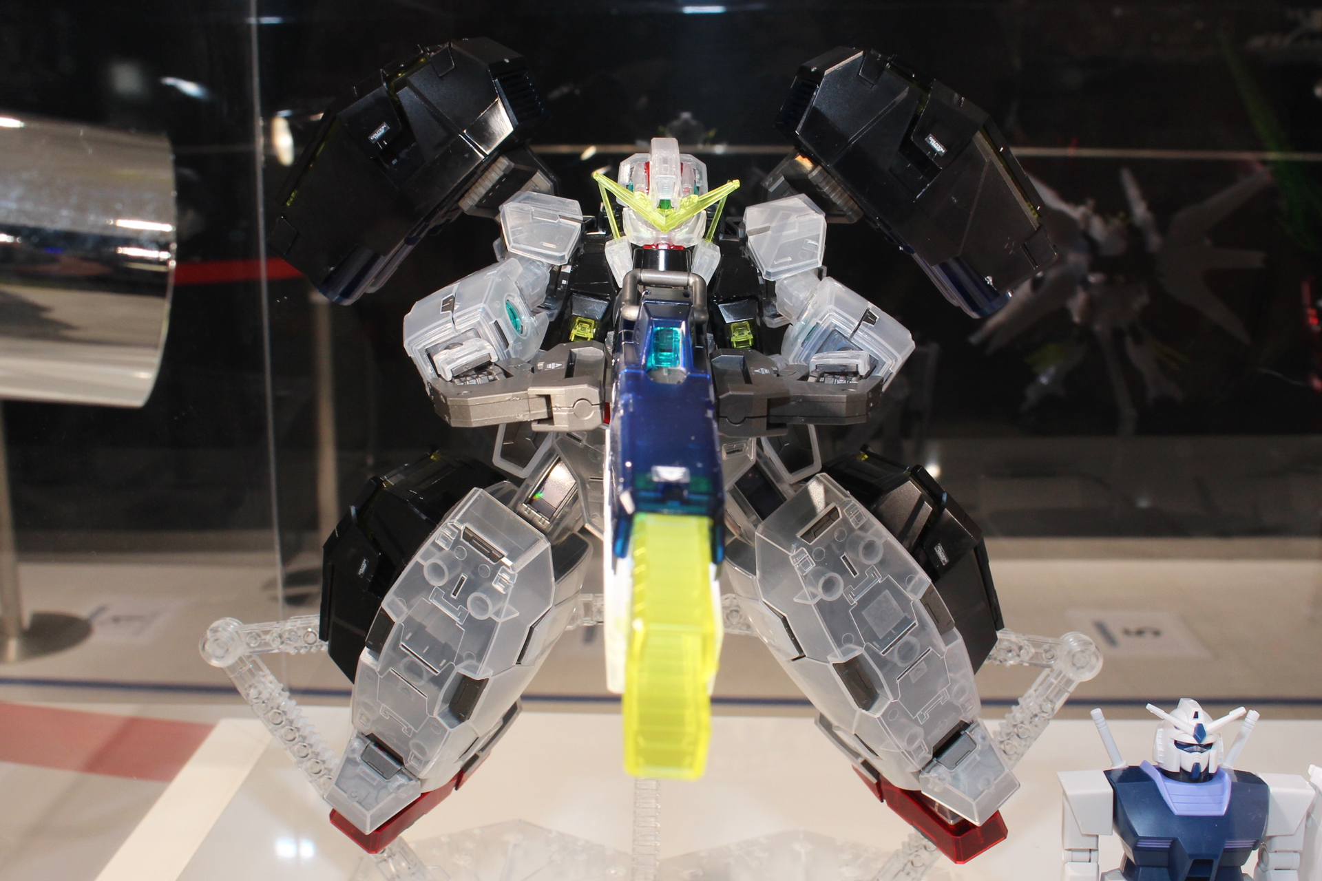 「MG 1/100 ガンダムベース限定 ガンダムヴァーチェ [クリアカラー]」。11月29日発売。価格は9,460円。ガンダムベース販売商品
