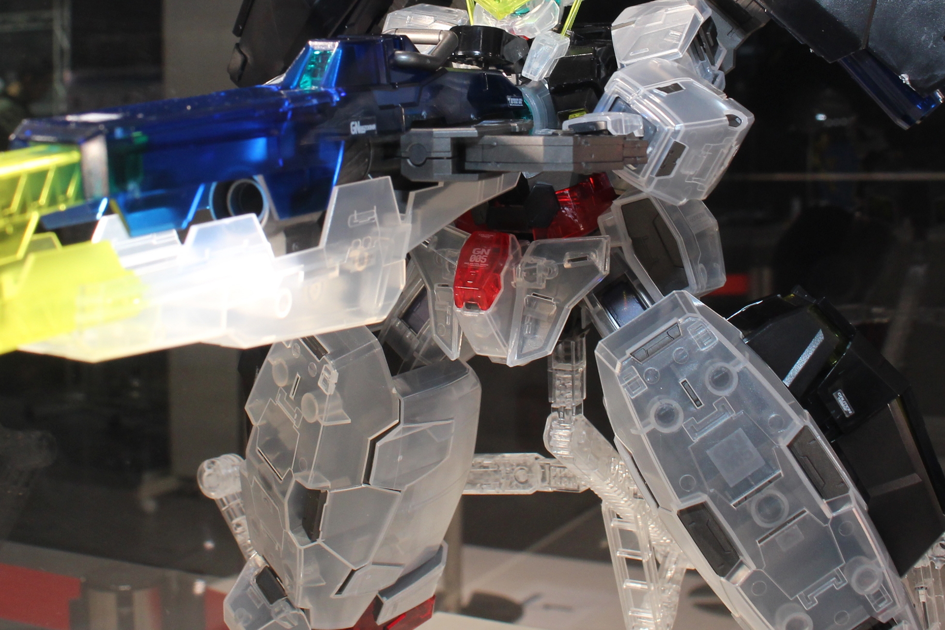 脚部にはわずかにガンダムナドレの一部分が見えている