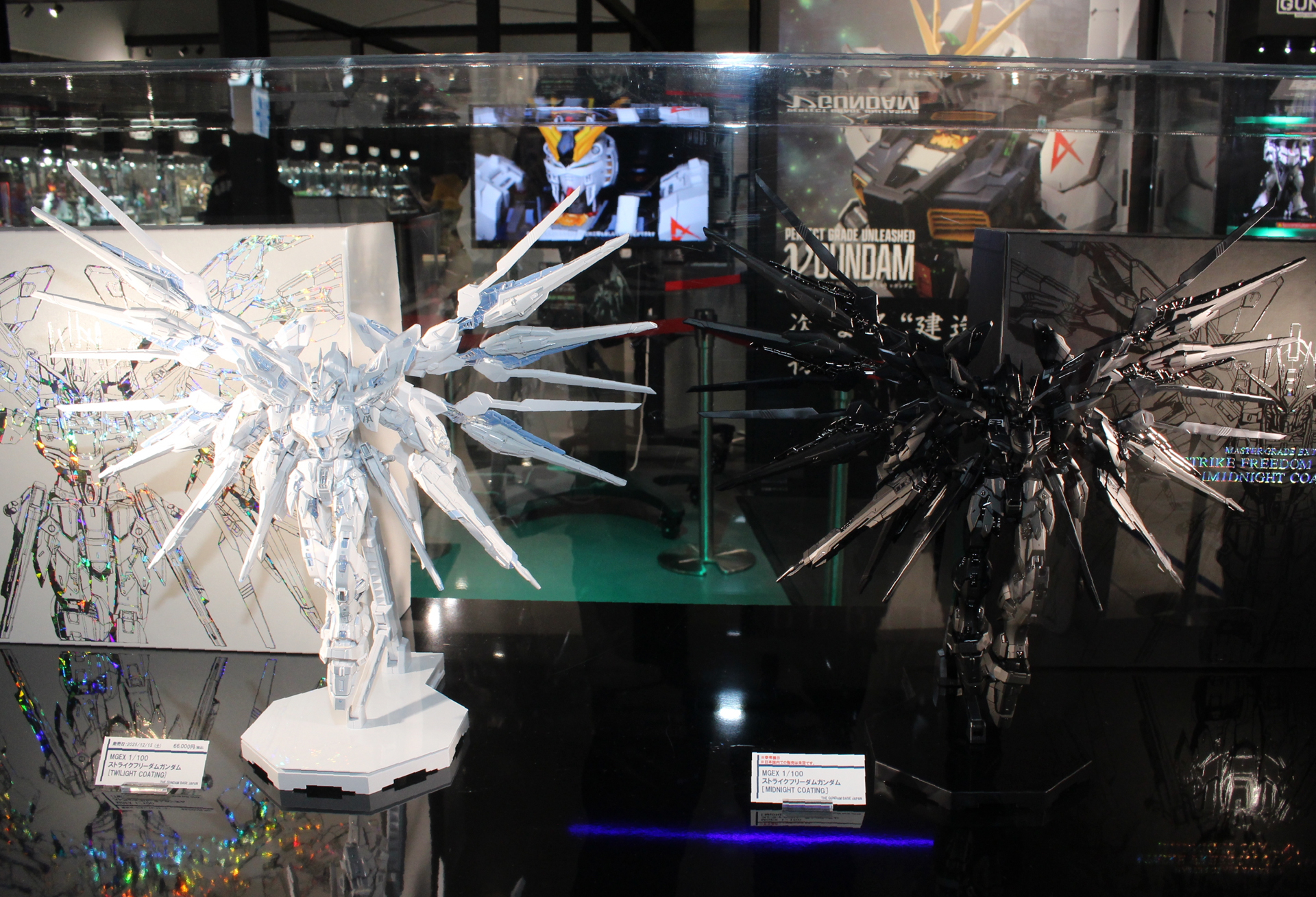 左から「MGEX 1/100 ストライクフリーダムガンダム [TWILIGHT COATING]」と「MGEX 1/100 ストライクフリーダムガンダム [MIDNIGHT COATING]」