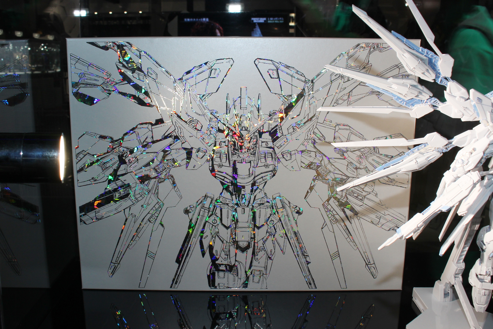 パッケージは白地に虹色に輝く箔押しで描かれた機体が輝く