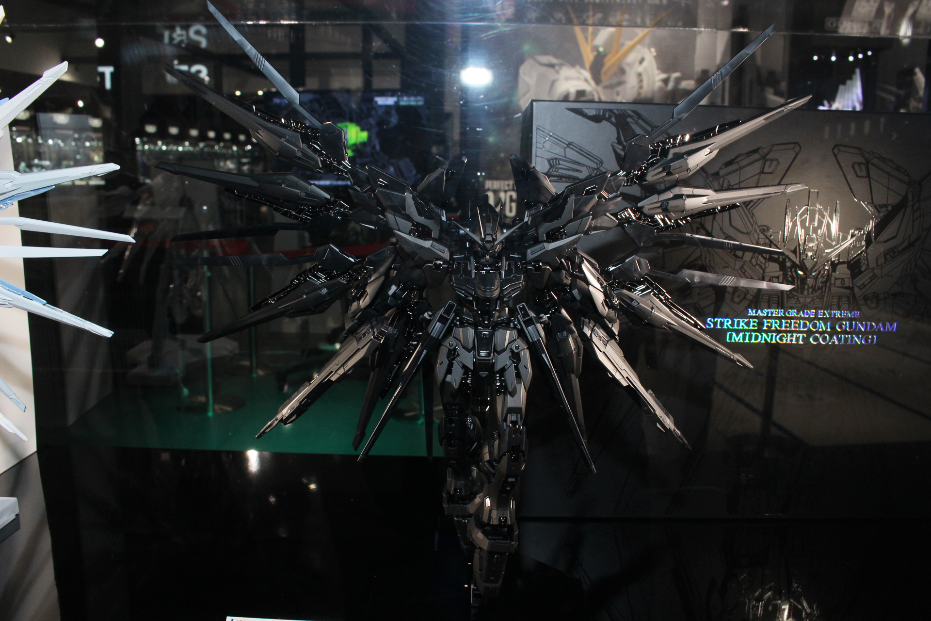 「MGEX 1/100 ストライクフリーダムガンダム [MIDNIGHT COATING]」。参考展示。国内での販売は未定