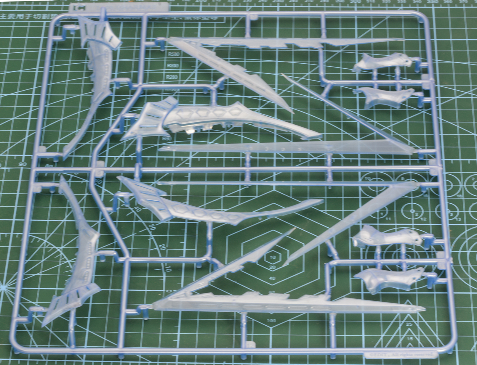 青い成形色のPS樹脂パーツ。曲線が多用された装甲を再現