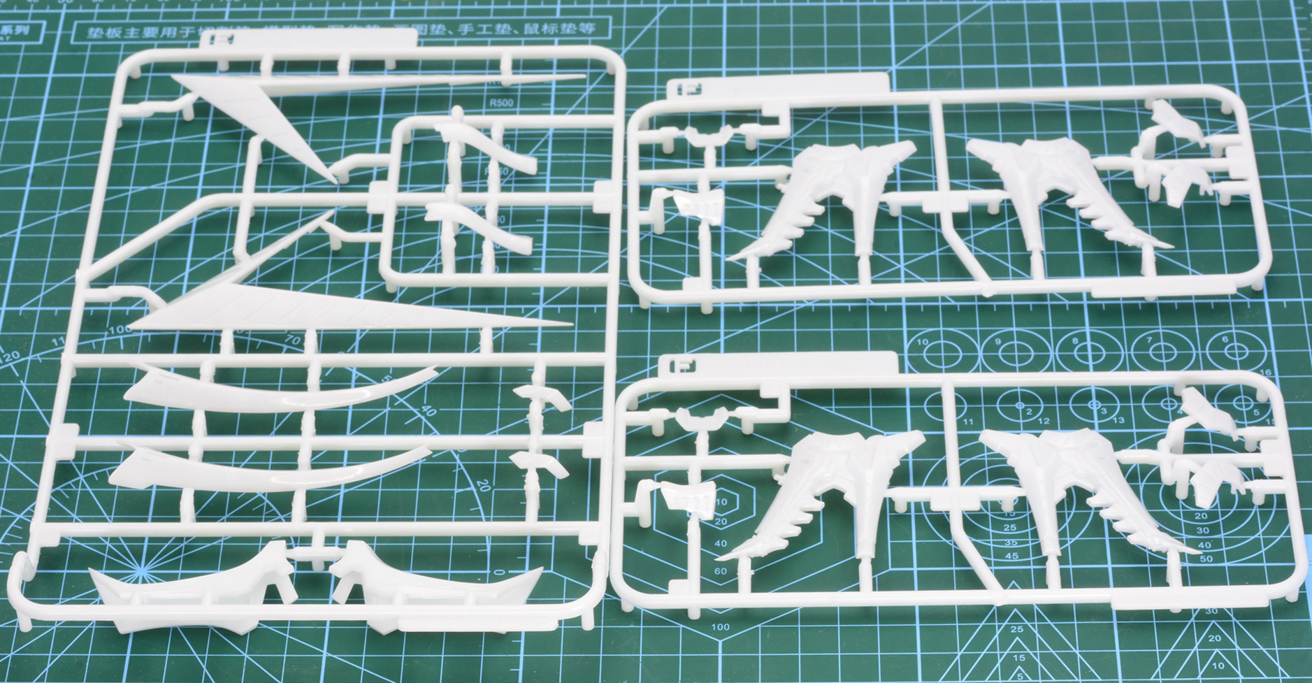 白いPSパーツは光沢を放っている