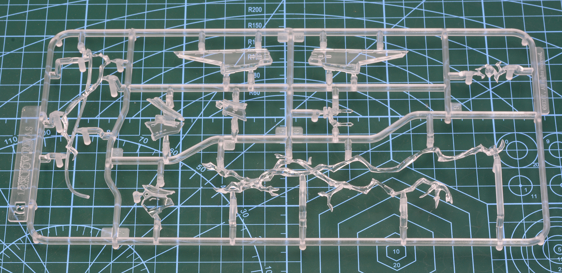 クリア素材のPS樹脂パーツ。「D.B.B.」のエフェクトや、前面装甲に使用