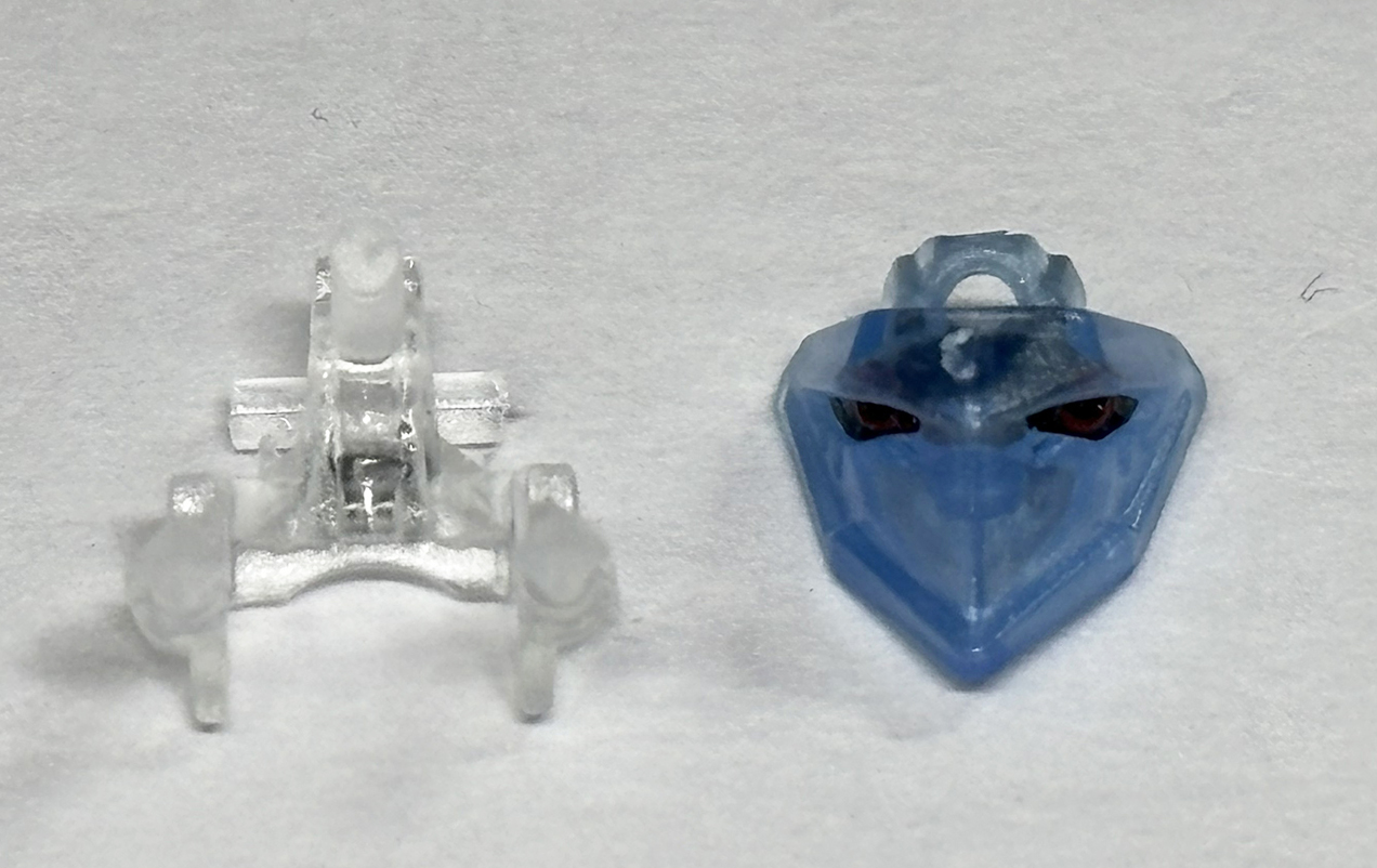 目にマスクをかぶせる。顔の基部は透明なパーツだ