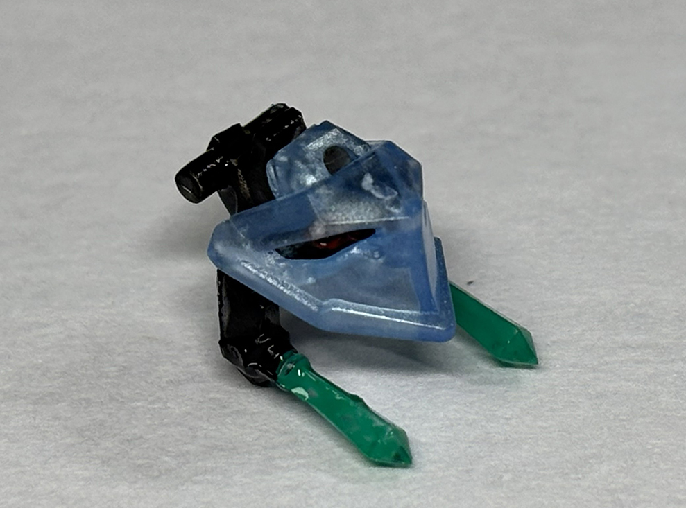 顔の基部は黒く、イヤリングは緑に塗装