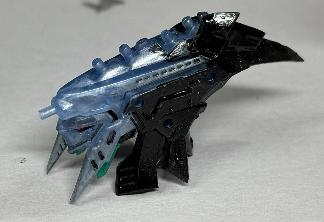 前後に細長い頭部。後頭部を黒で塗装した