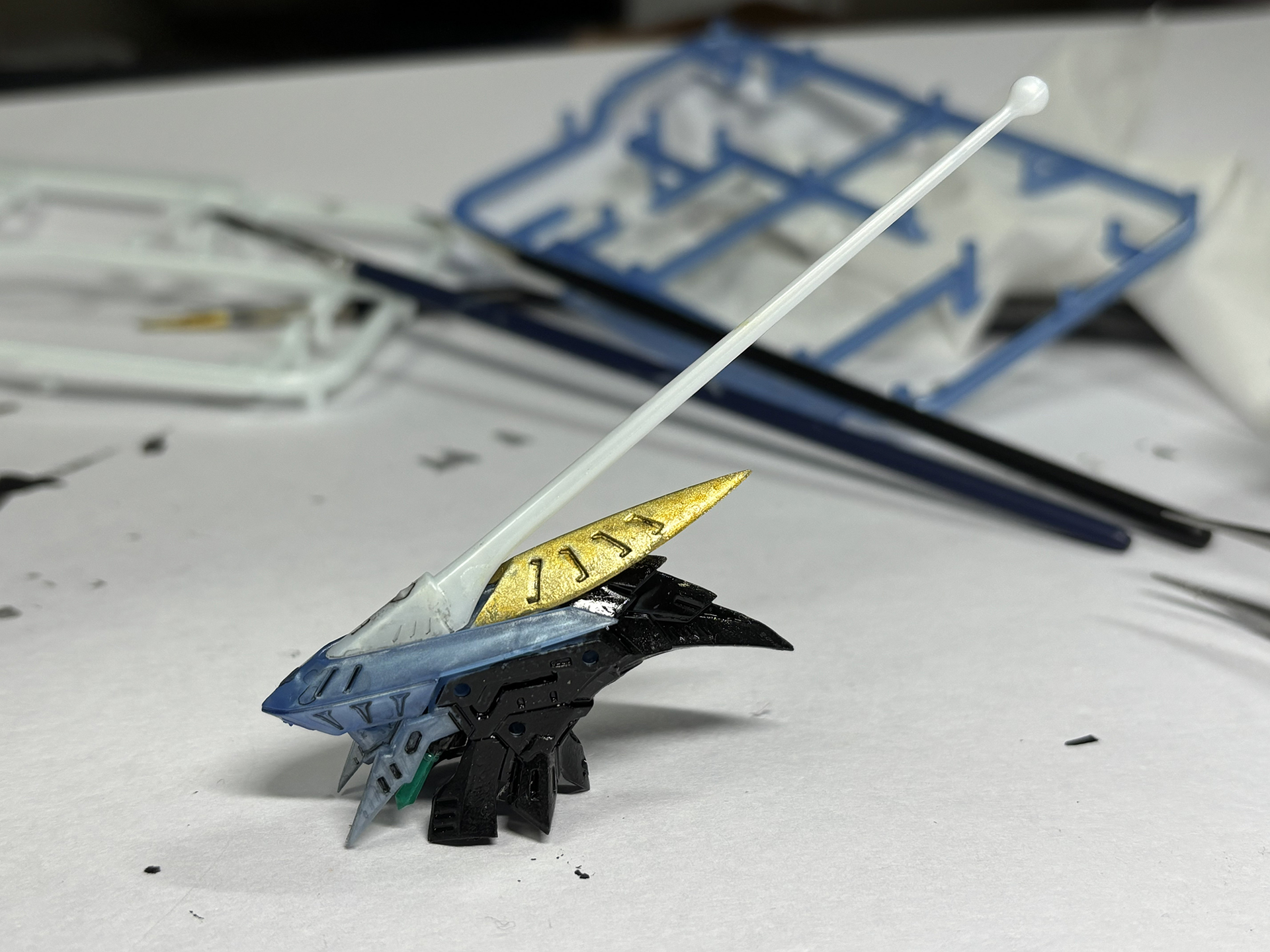 頭頂部の長いアンテナ、金色の部分はデザイン的に大きなアクセントになっている