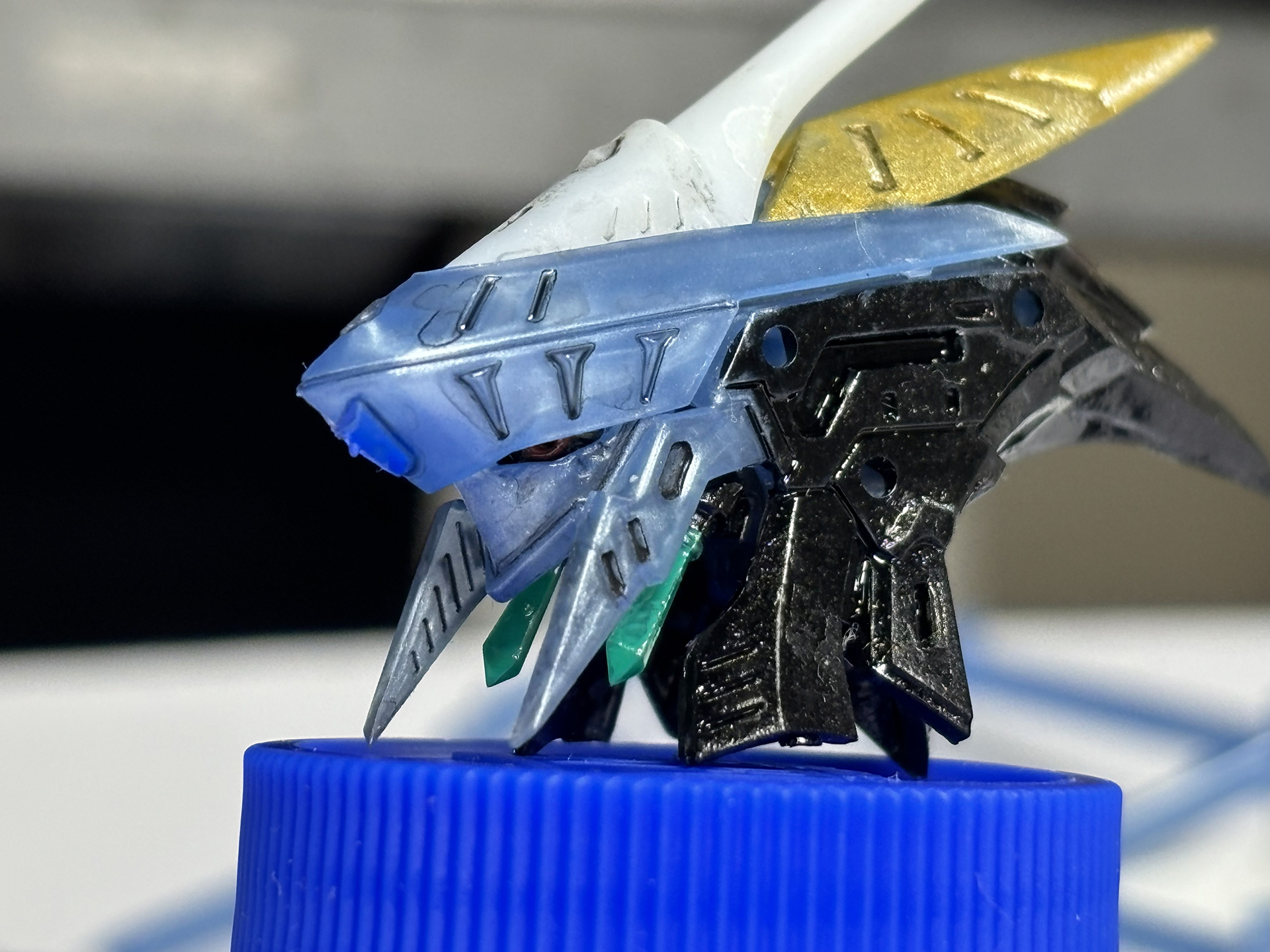 目を近づけると赤い目が見える