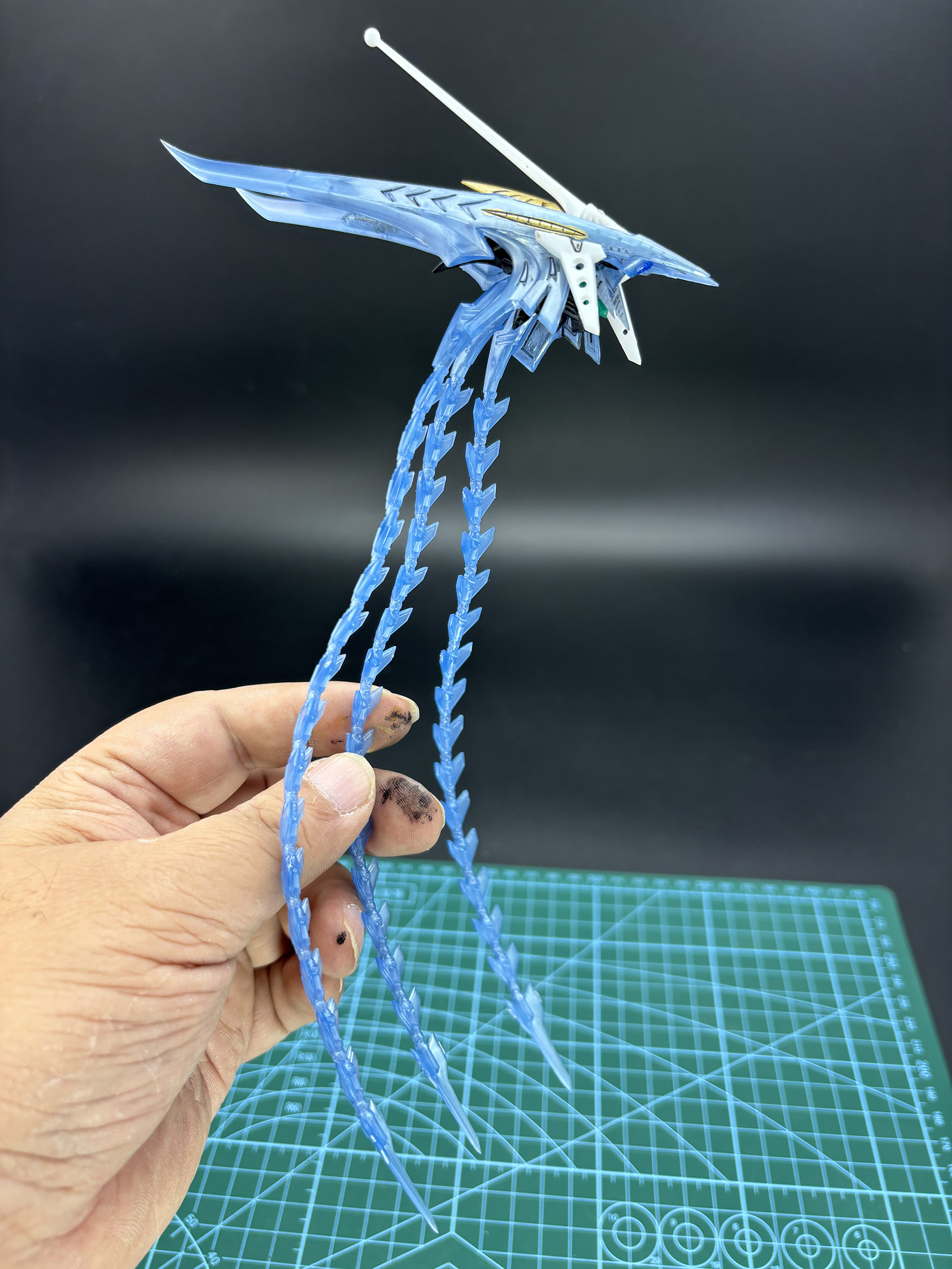 後ろに長く伸びた側面装甲を取り付け、髪の毛のようにも見える長いスタビライザーを取り付ける