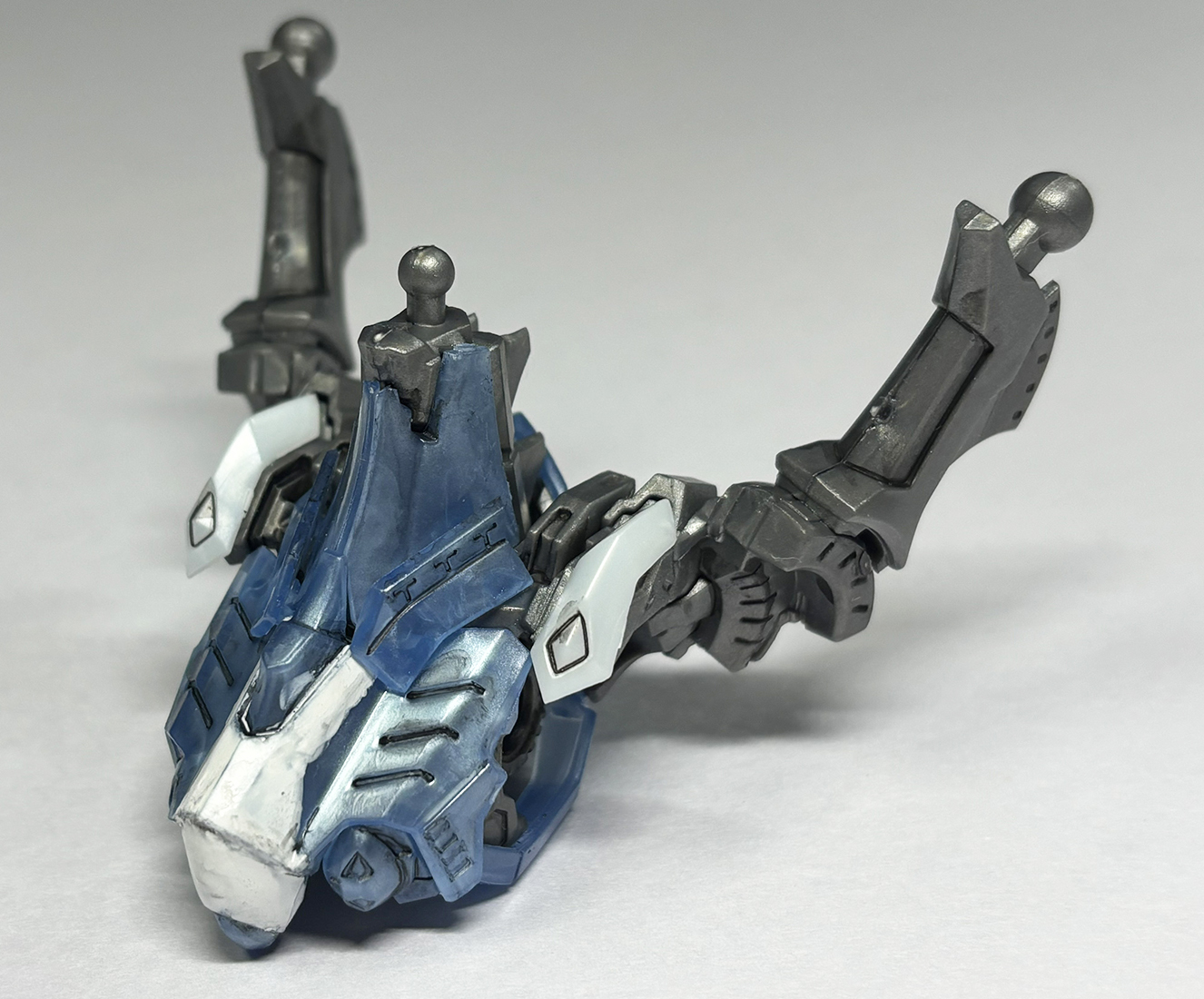 肩甲骨部分から大きなアームが生えている。大型のフライヤーを支えるためのアームだ