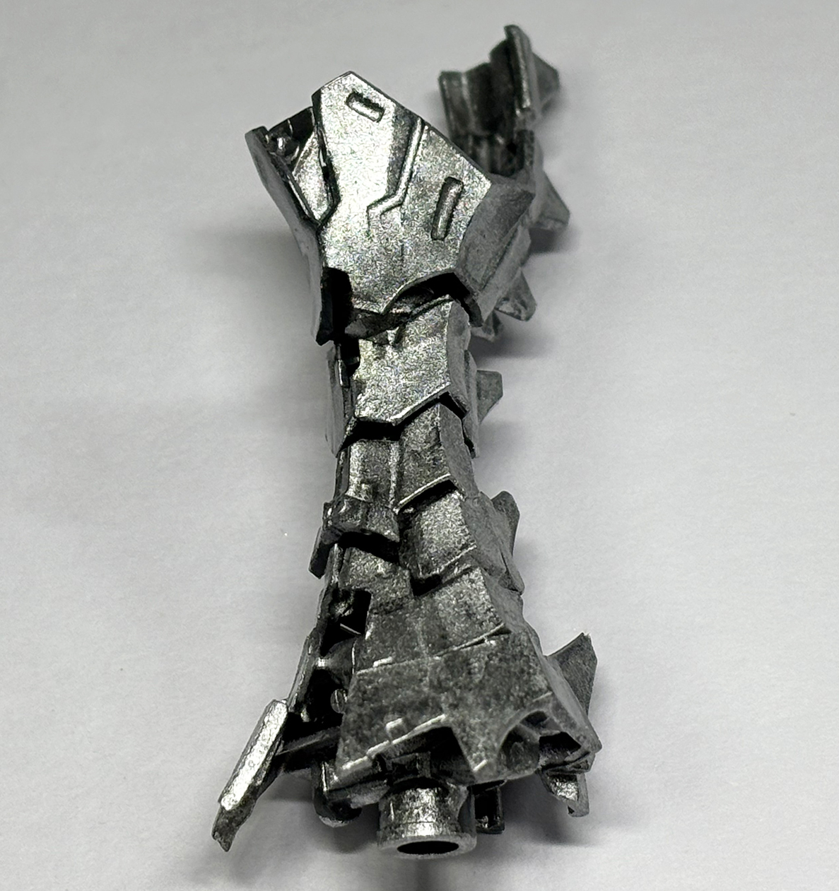 背骨のように節が連なるGTMの腹部。キットでは軟質素材とABSで構成され、渋みで重い上半身を支える設計だ