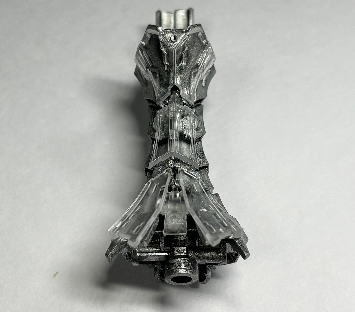 破烈の人形の特徴的な腹部前面装甲。クリア素材が独特の雰囲気を生み出す