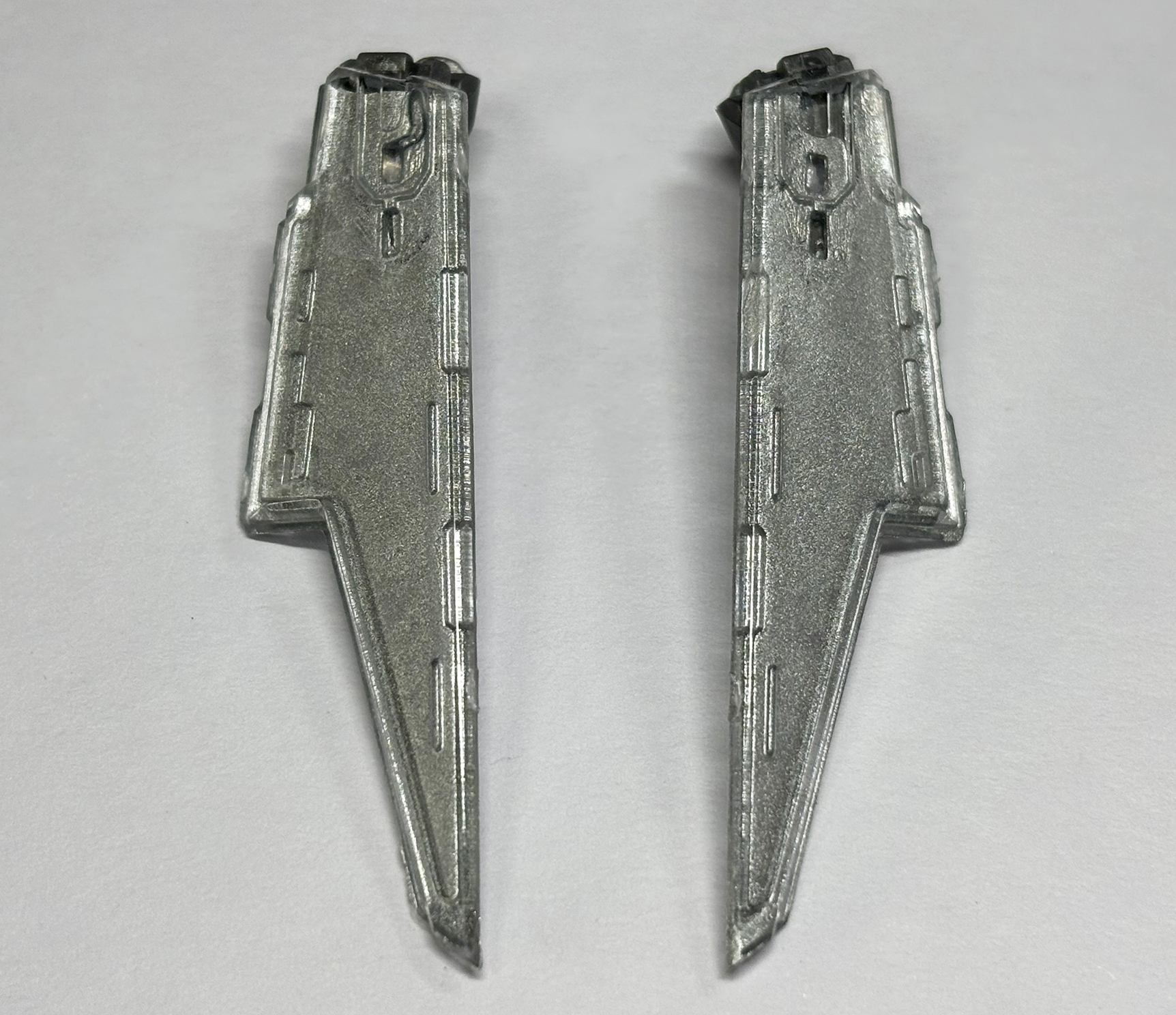 腰部前部装甲は裏面を銀で塗る