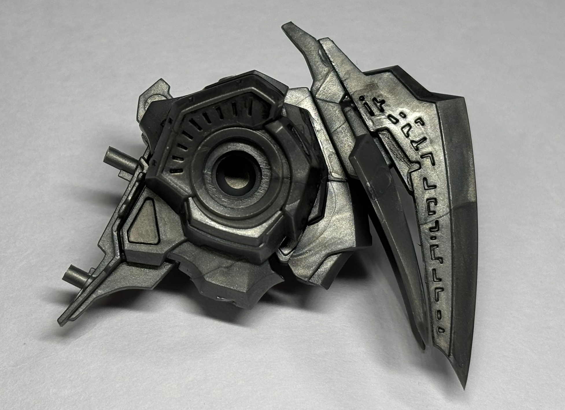 腰部フレーム。しっかり足と接続される、耐久性の高い設計だ