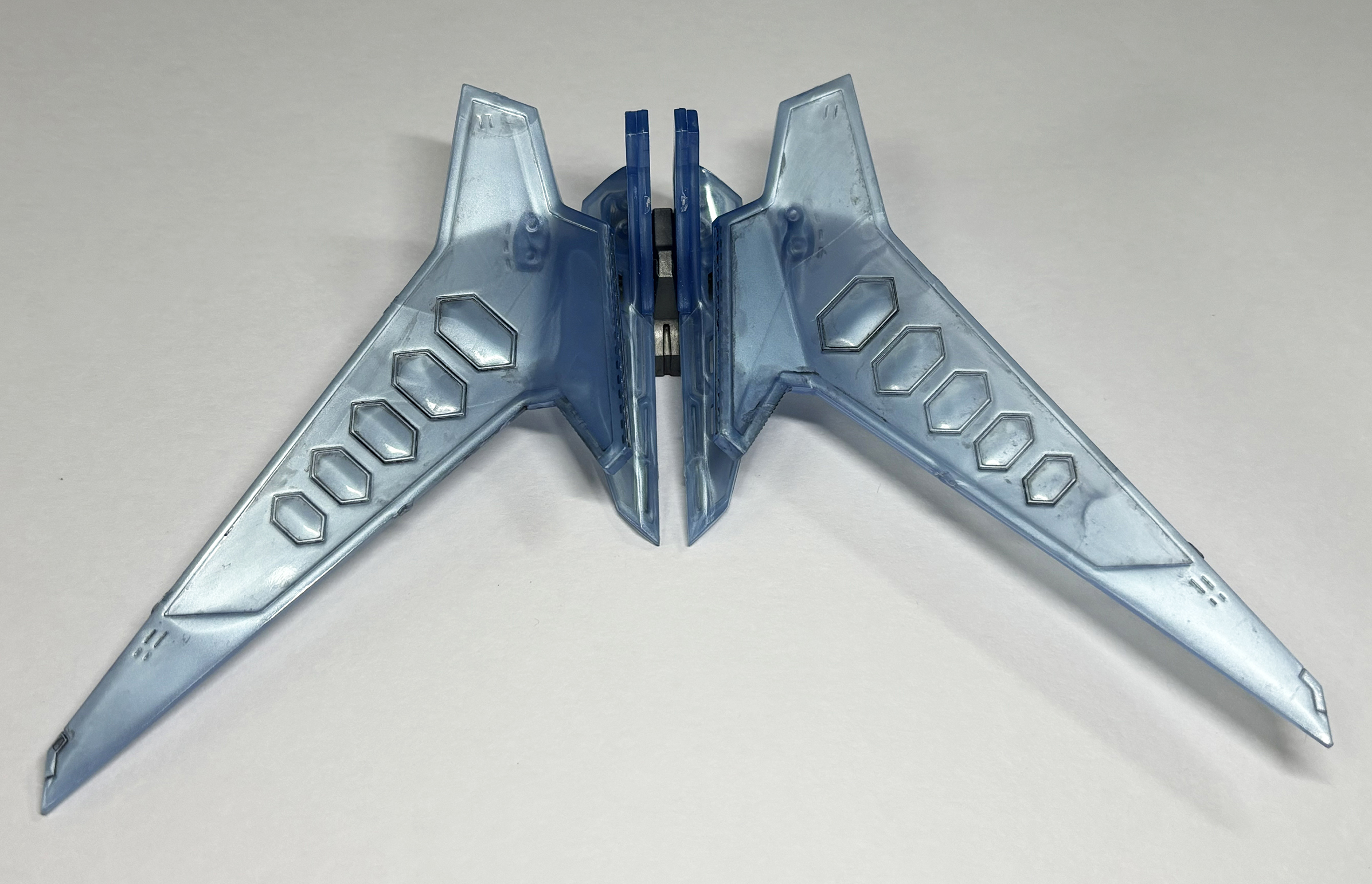 飛行機の主翼のような形状の後部装甲