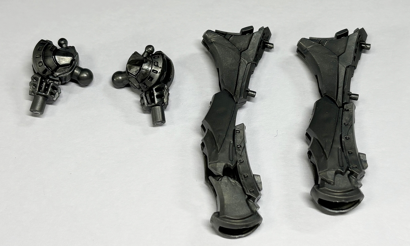 足の付け根と、すね部分を組み立てる。ABSのフレームパーツの成形色は塗装しなくても金属のような質感がある