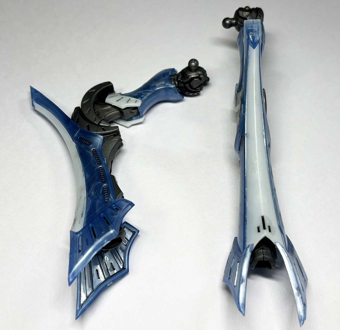 非常に長いすねを覆う、曲線を描く装甲板。GTMの世界観が凝縮されたようなデザインだ