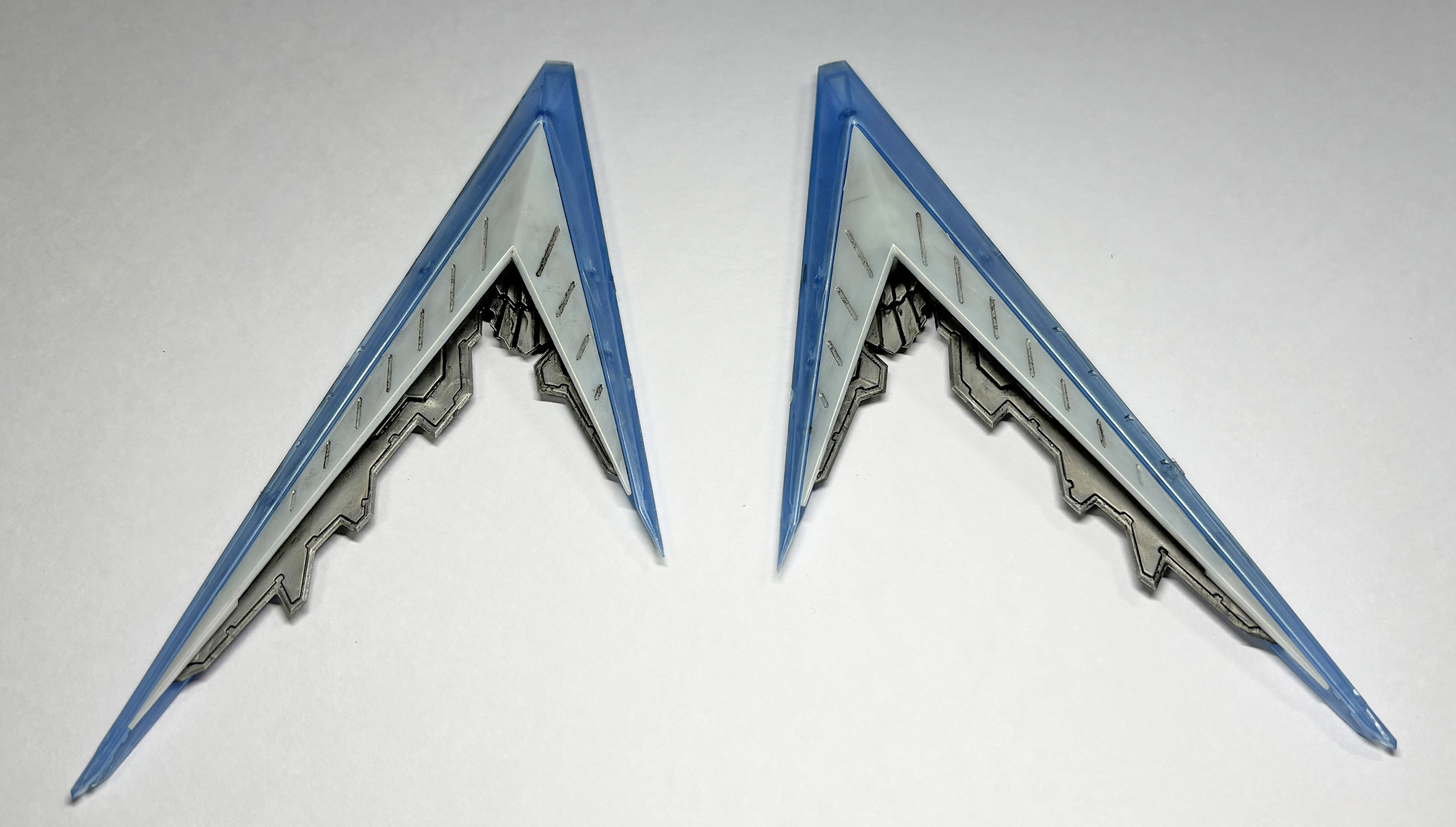 逆V字型の大型パーツ、背面輻射フライヤー