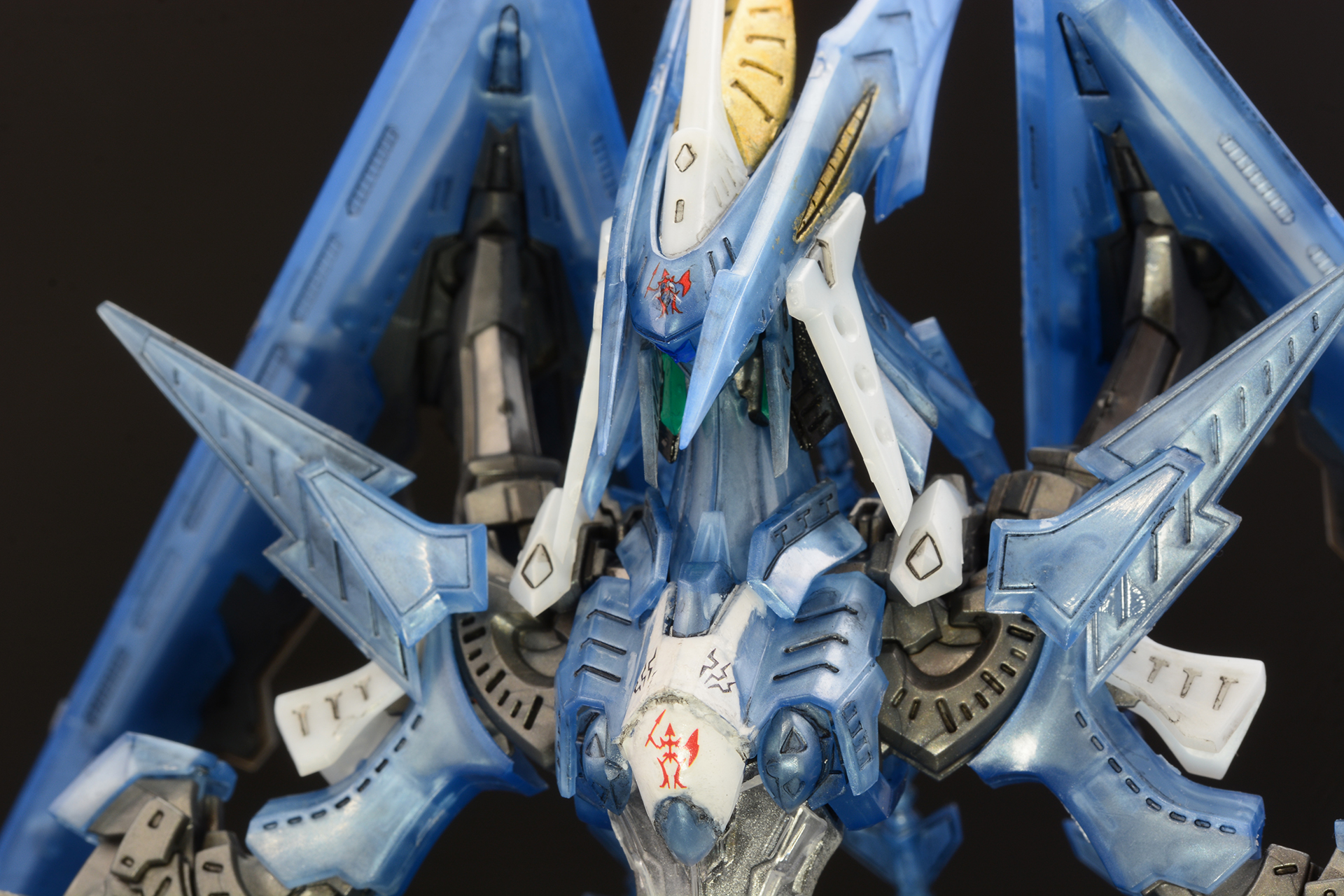 糸で上から操作する操り人形のような意匠の破烈の人形のマークはデカールで再現。額部分と胸の中央に貼る。胸の上部の稲妻のような3本線もデカールだ