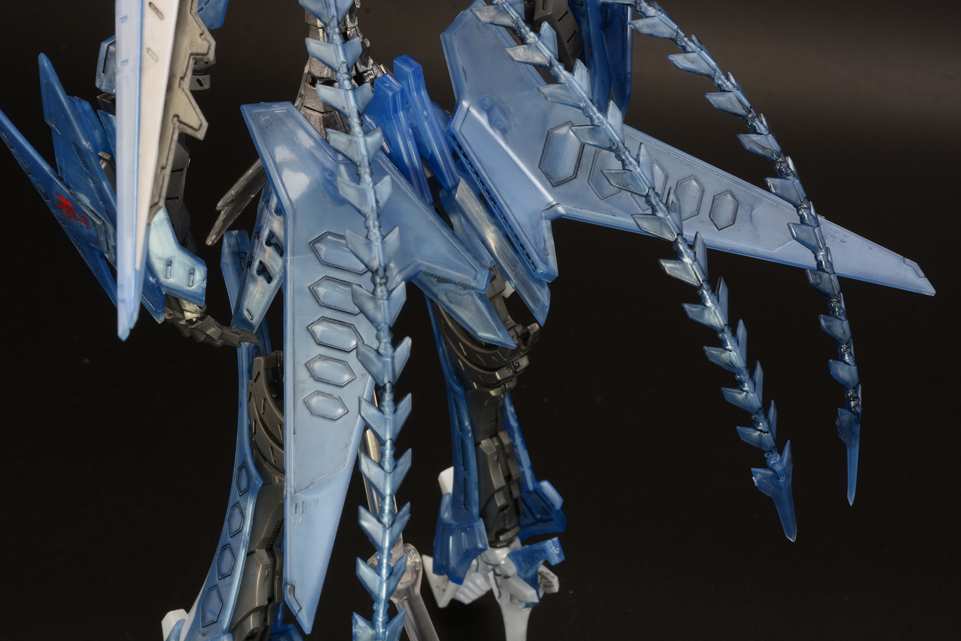 こちらも飛行機の主翼のような腰の後部装甲。戦闘機型に変形する騎体であることをイメージさせる