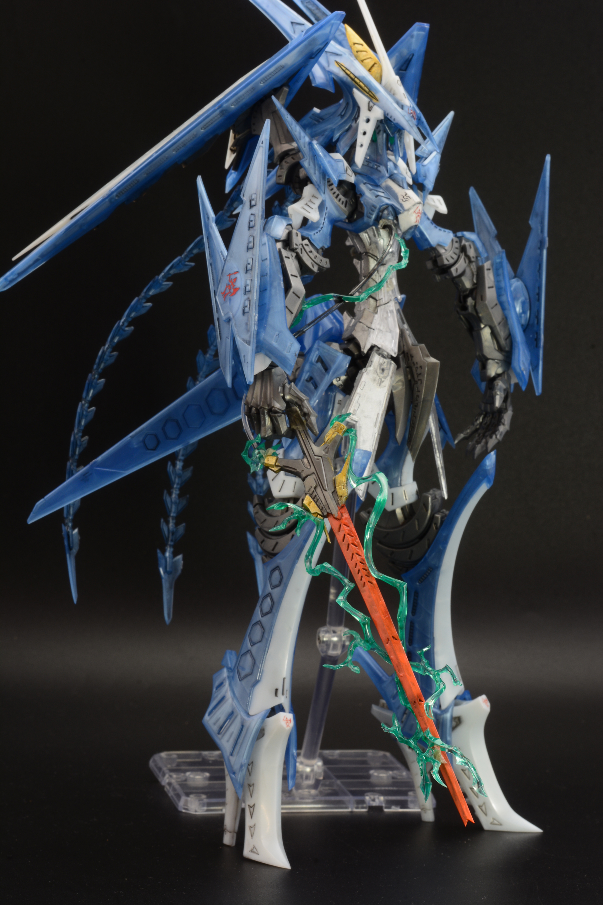 胸部から剣の柄部分にプラズマが流れ刀身にエネルギーをチャージ、破烈の人形の必殺技発動状態をエフェクトパーツで表現