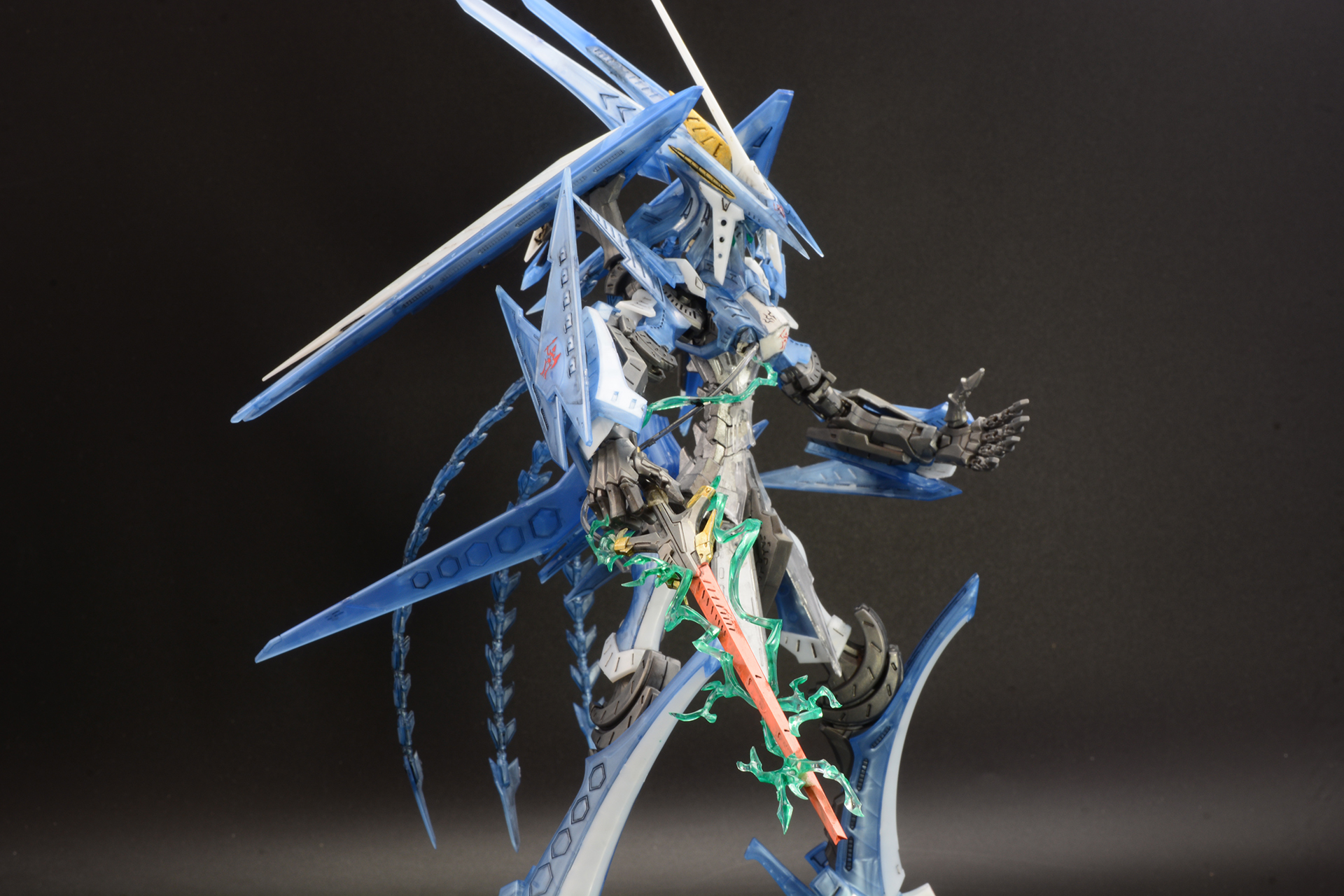 チャージした刀身で斬撃を加えると、刀身が触れた場所は瞬時に融解する。受け流そうとしても剣の周囲のプラズマでダメージを受ける。かわすしか対処方法のない必殺攻撃だ