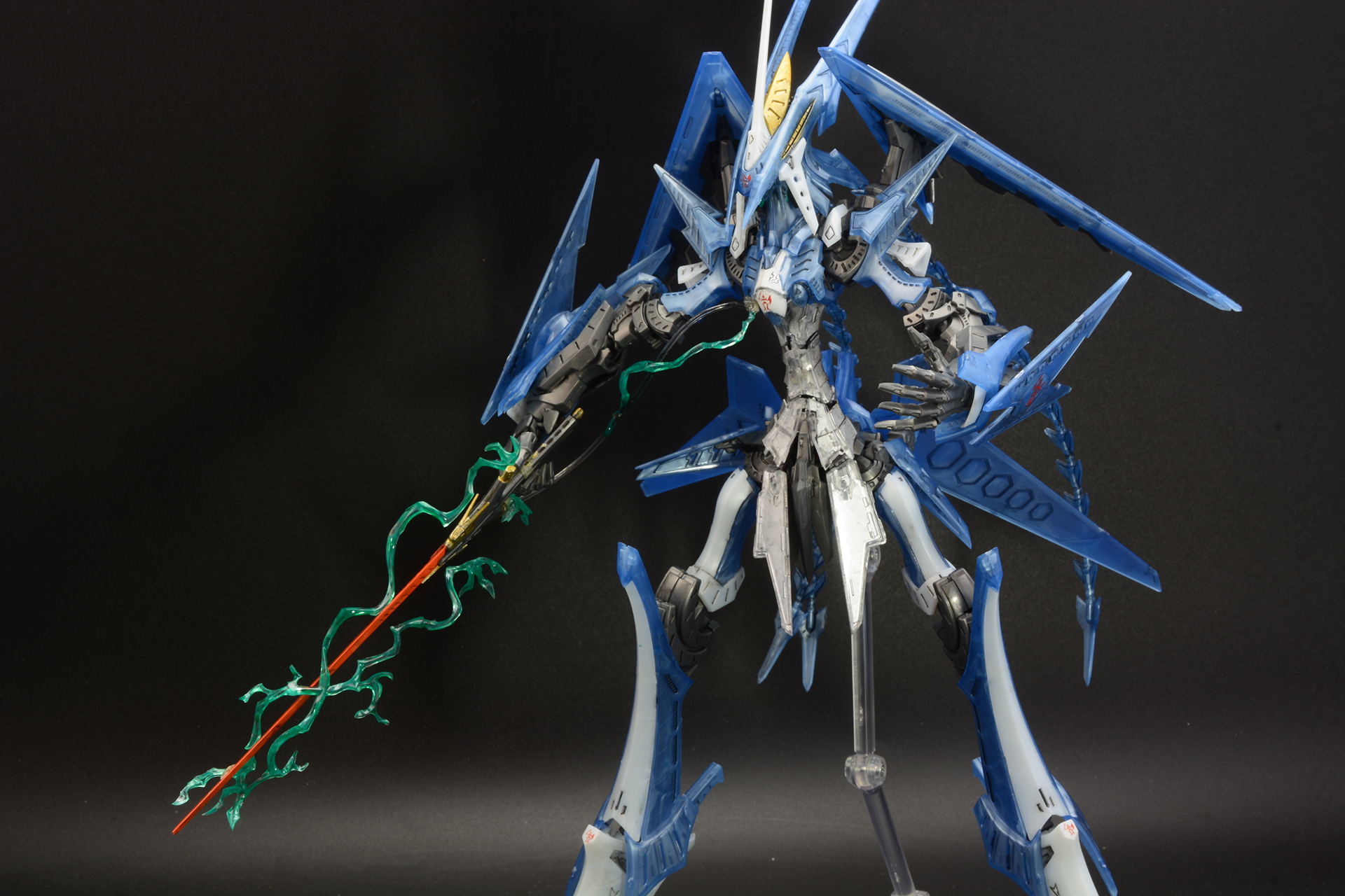 チャージした刀身で斬撃を加えると、刀身が触れた場所は瞬時に融解する。受け流そうとしても剣の周囲のプラズマでダメージを受ける。かわすしか対処方法のない必殺攻撃だ