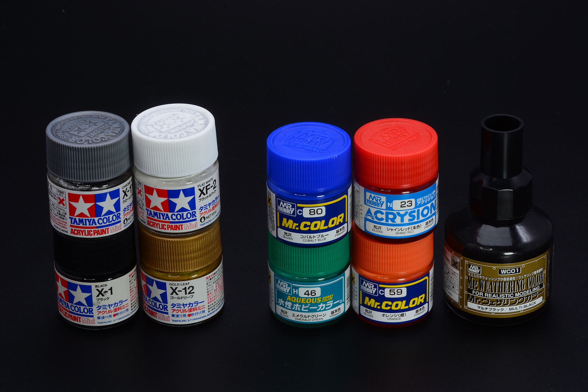 今回部分塗装に使用したタミヤのタミヤカラーと、GSIクレオスのMr.カラー。スミ入れにはMr.ウェザリングカラーを使った