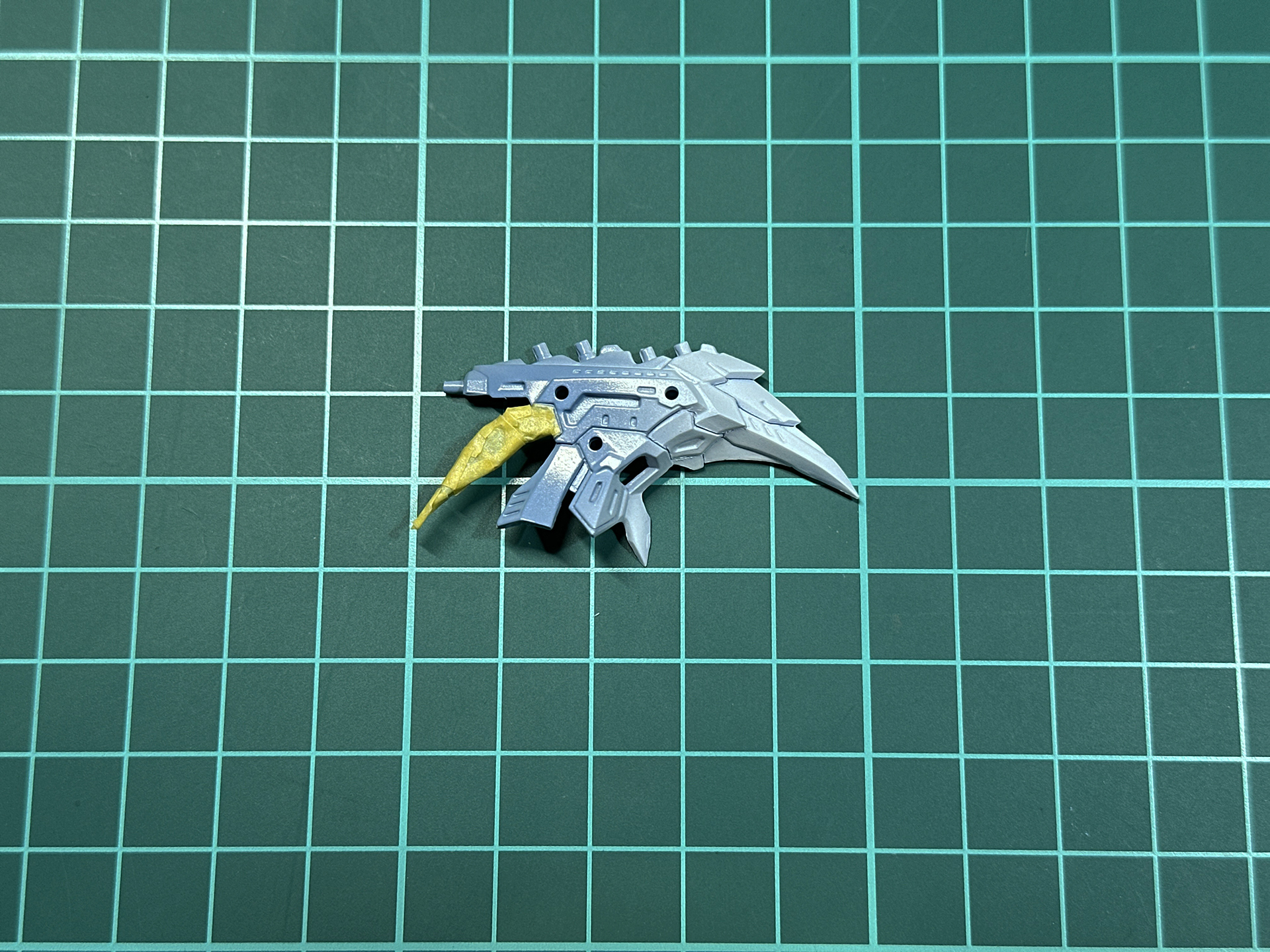 外装パーツの塗分けは先に外装色を塗装し、マスキングして内部フレーム色の塗装、合わせ目処理を行ないます