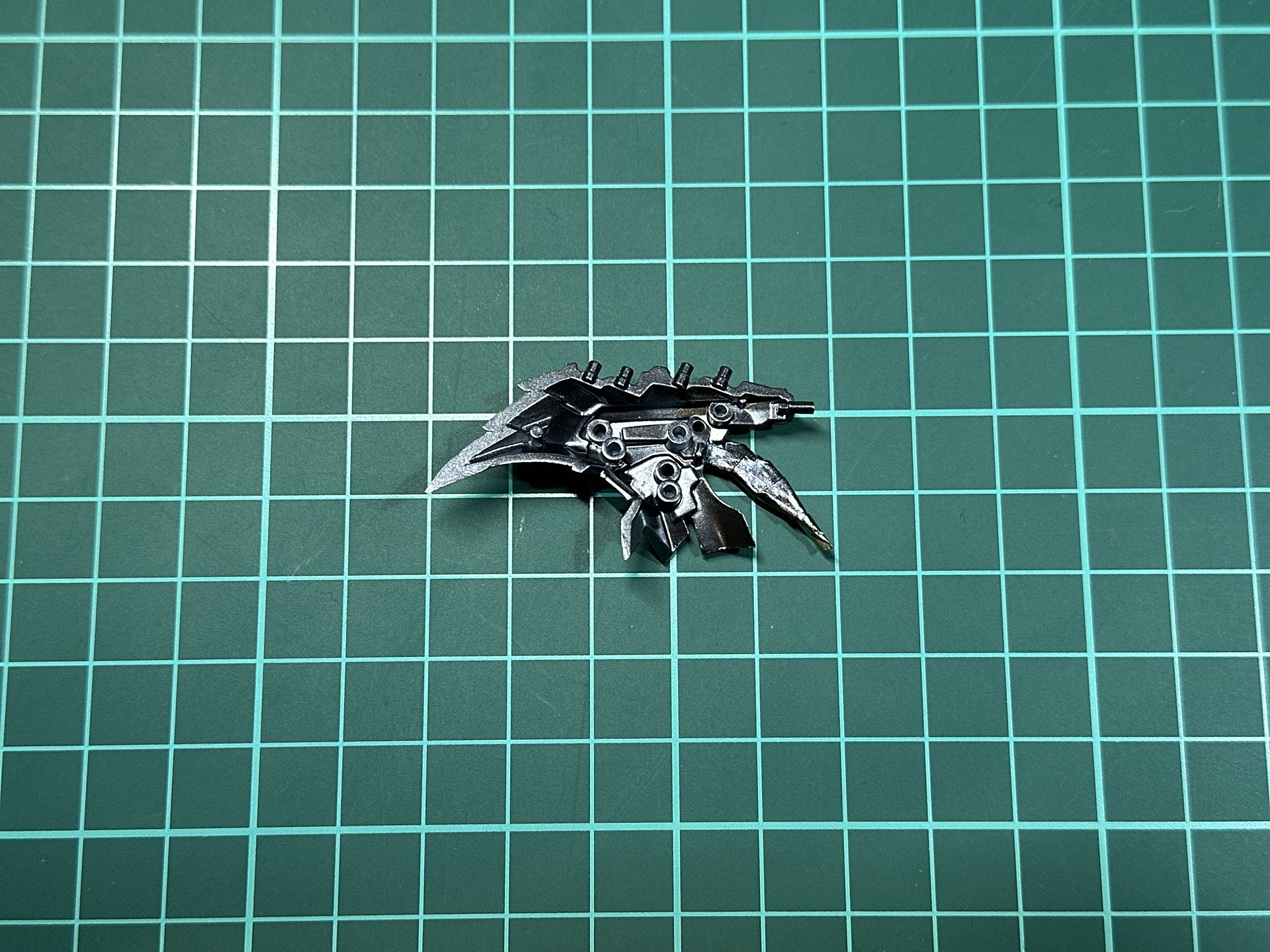 頭部パーツの内部は組み立て後だと塗装困難と判断し、組み立て前に先行塗装します