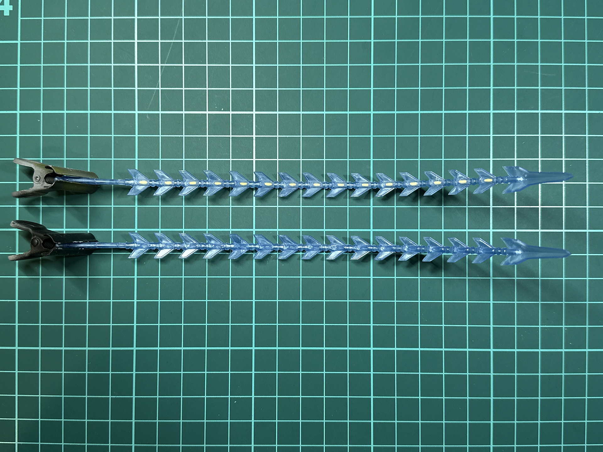 パテ埋め前後のスタビライザー。開孔箇所は多いですがここを仕上げておくと完成時の見栄えが変わると思います