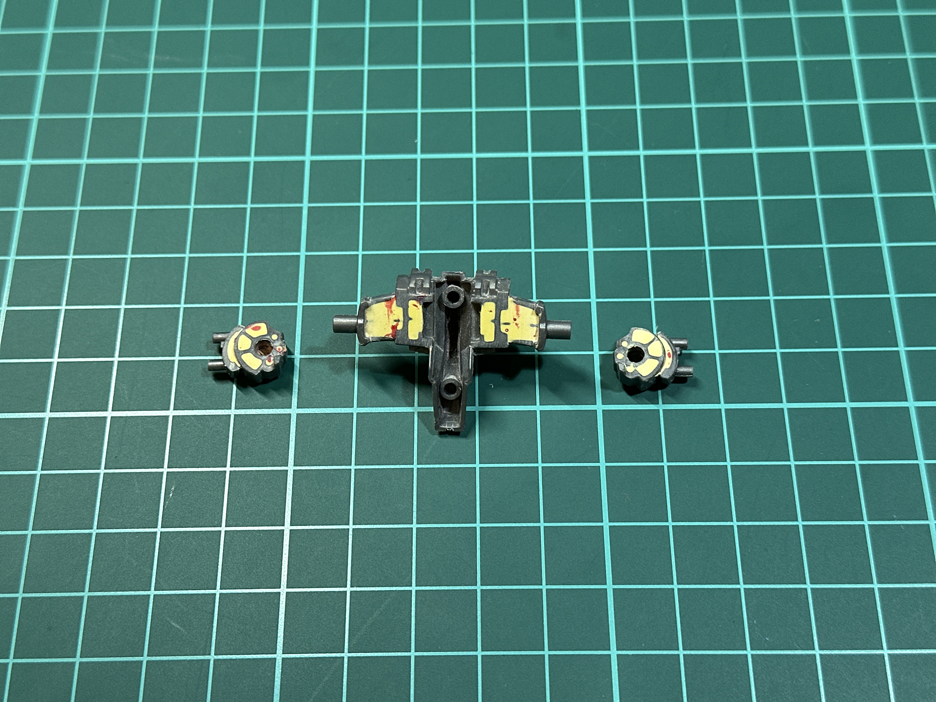 腰部フライヤー基部のフレームはポリパテで肉抜き孔を処理しました