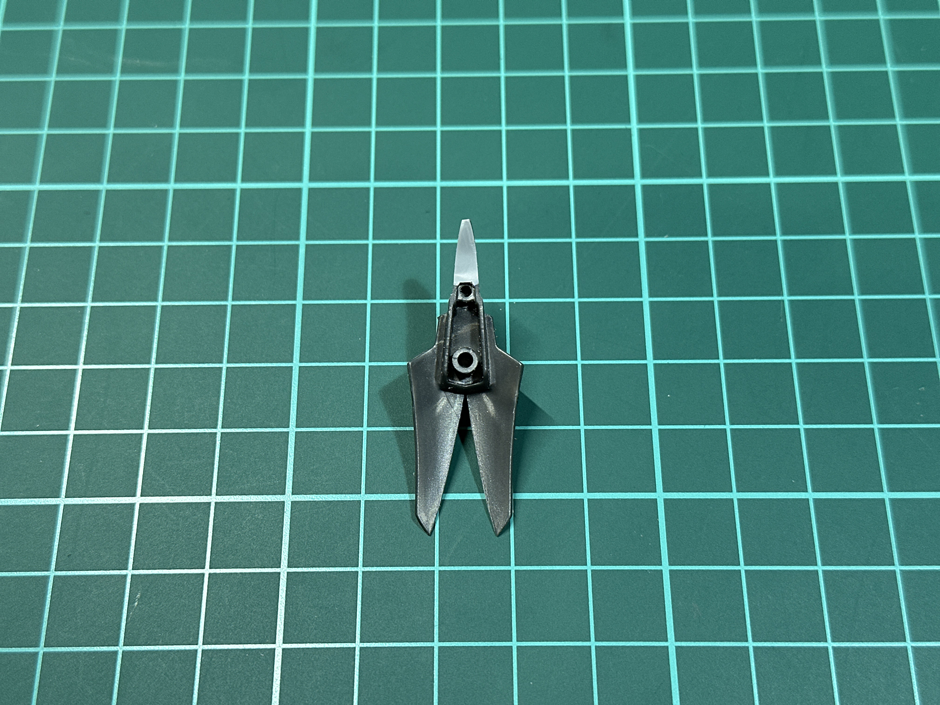 股関節装甲において1種類はプラ板で、もう1種類はポリパテで処理しました