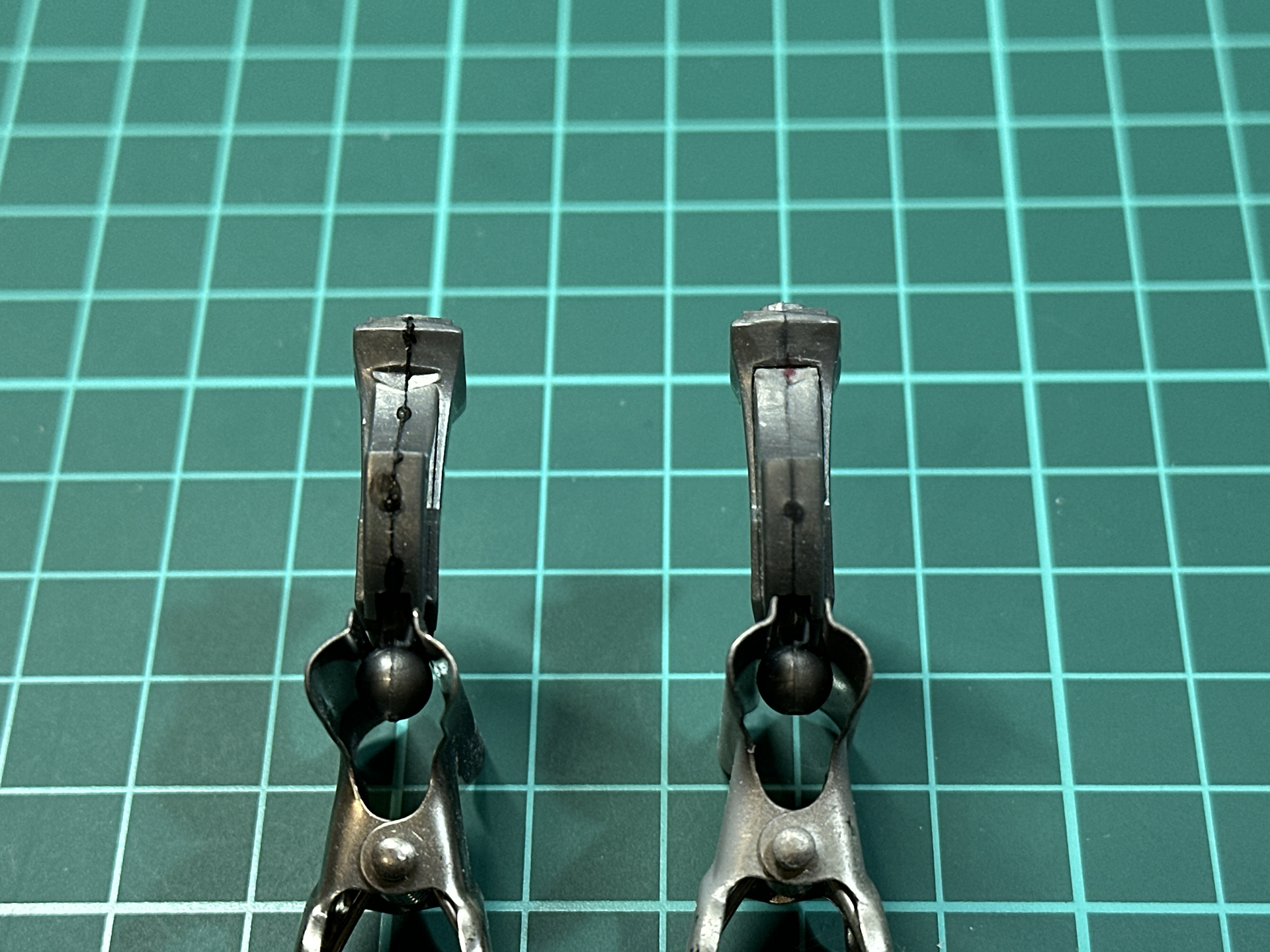 背部フライヤー接続部。加工前（写真左）から形状を修正（写真右）しています