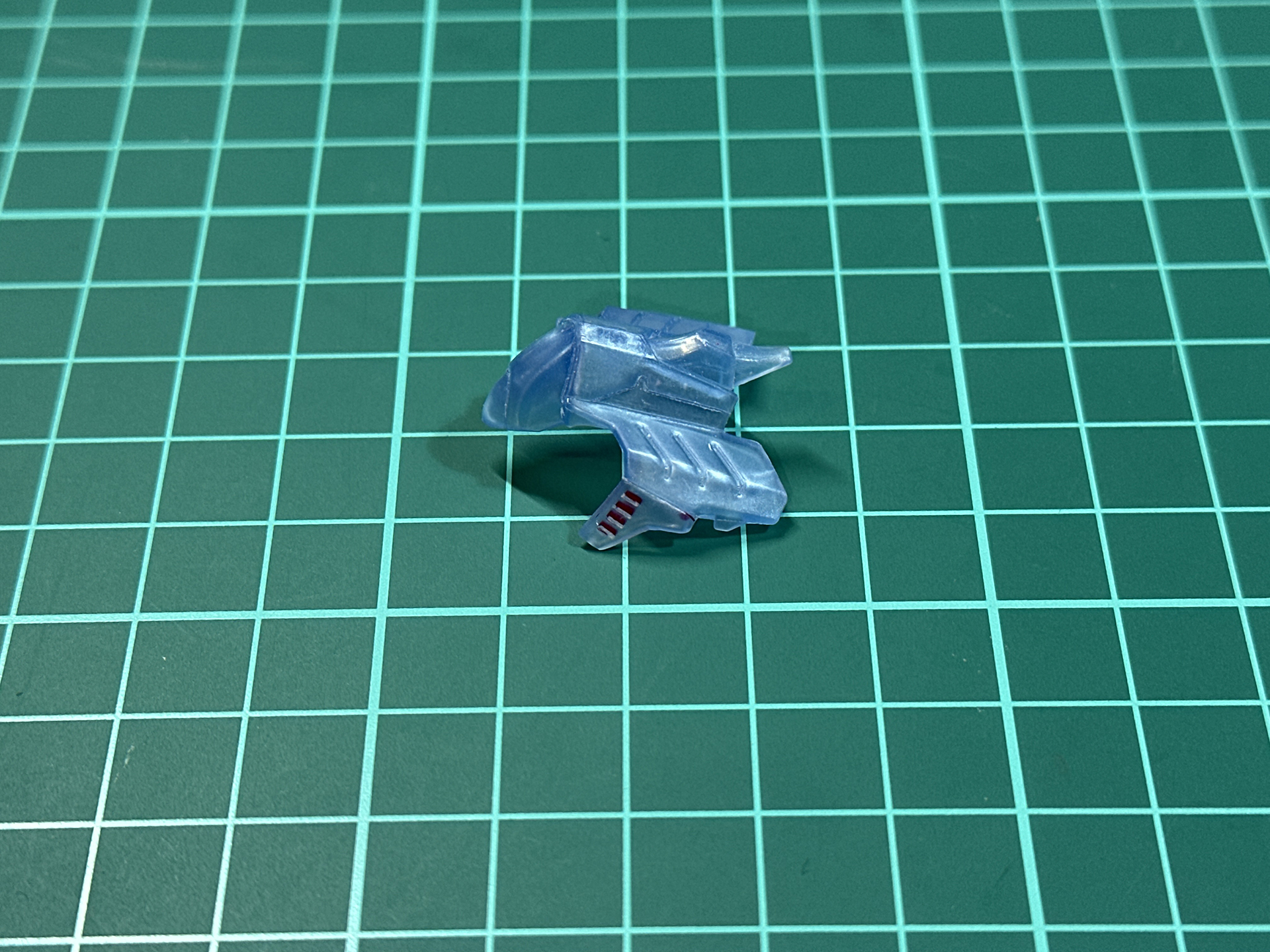 モールドを彫り直した胸部装甲。筆者は加工時に視認性の良い赤色の瞬間カラーパテを使用しています