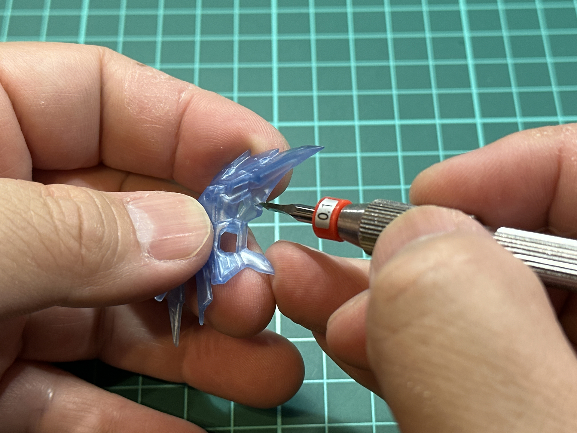 今回の作例ではスジ彫りカーバイト0.1mmにてモールドを彫り込みます