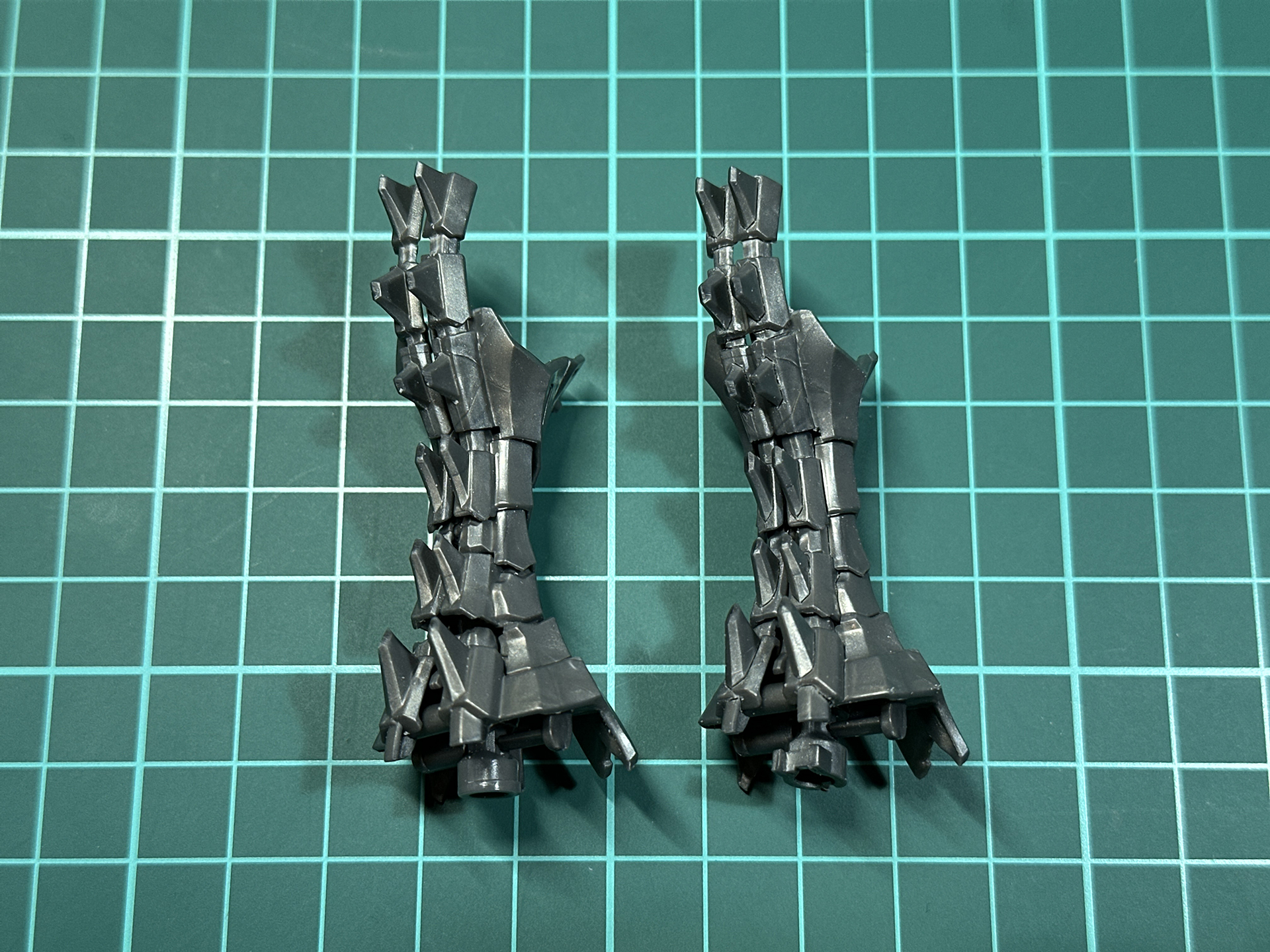 スジ彫り前の胴体パーツ（写真左）とスジ彫り後の胴体パーツ（写真右）の比較。逆エッジがハッキリとしました