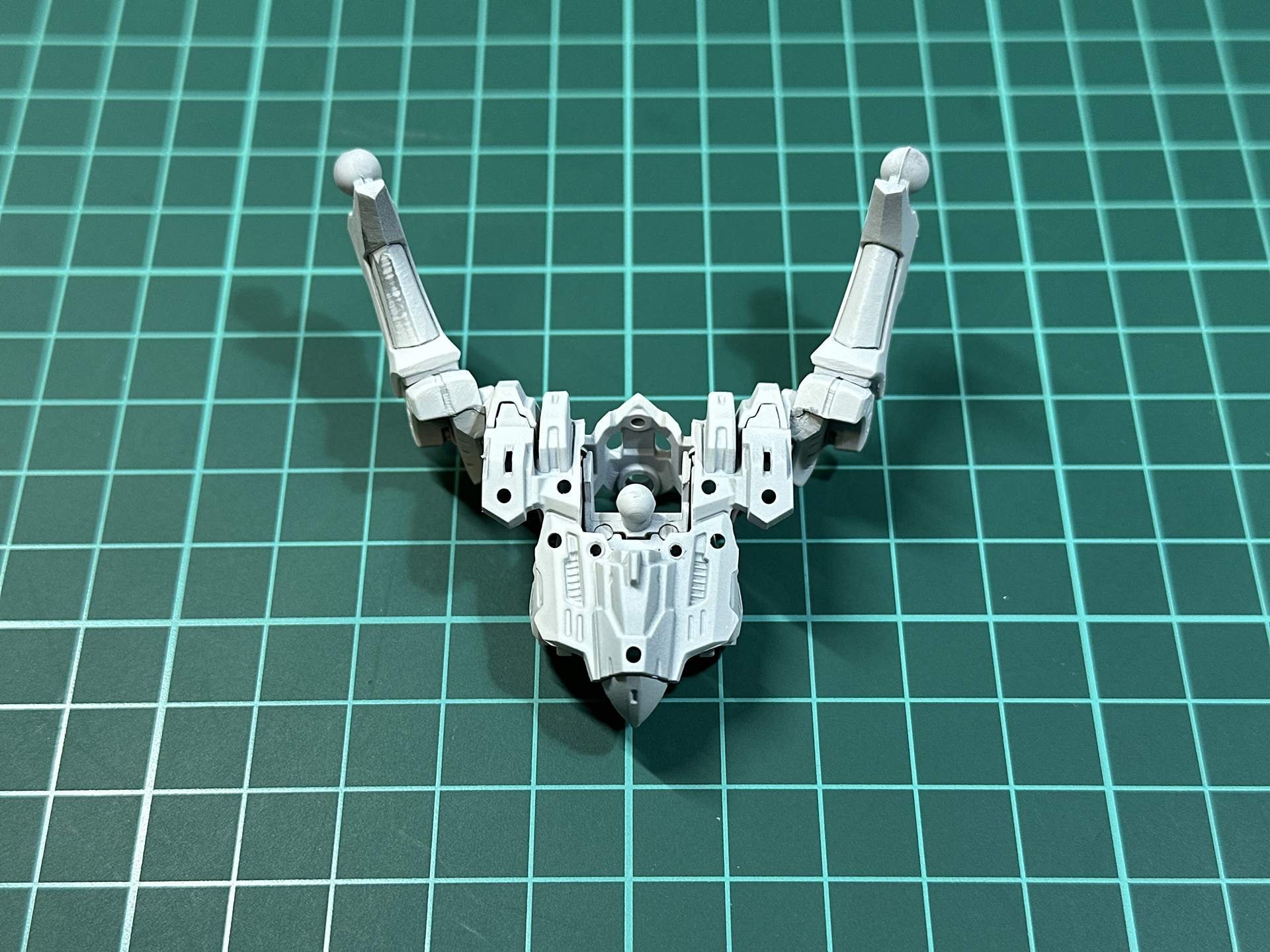 下地塗装を行なった胴体部フレーム。マットホワイトの仕上がりから塗装を行ないます