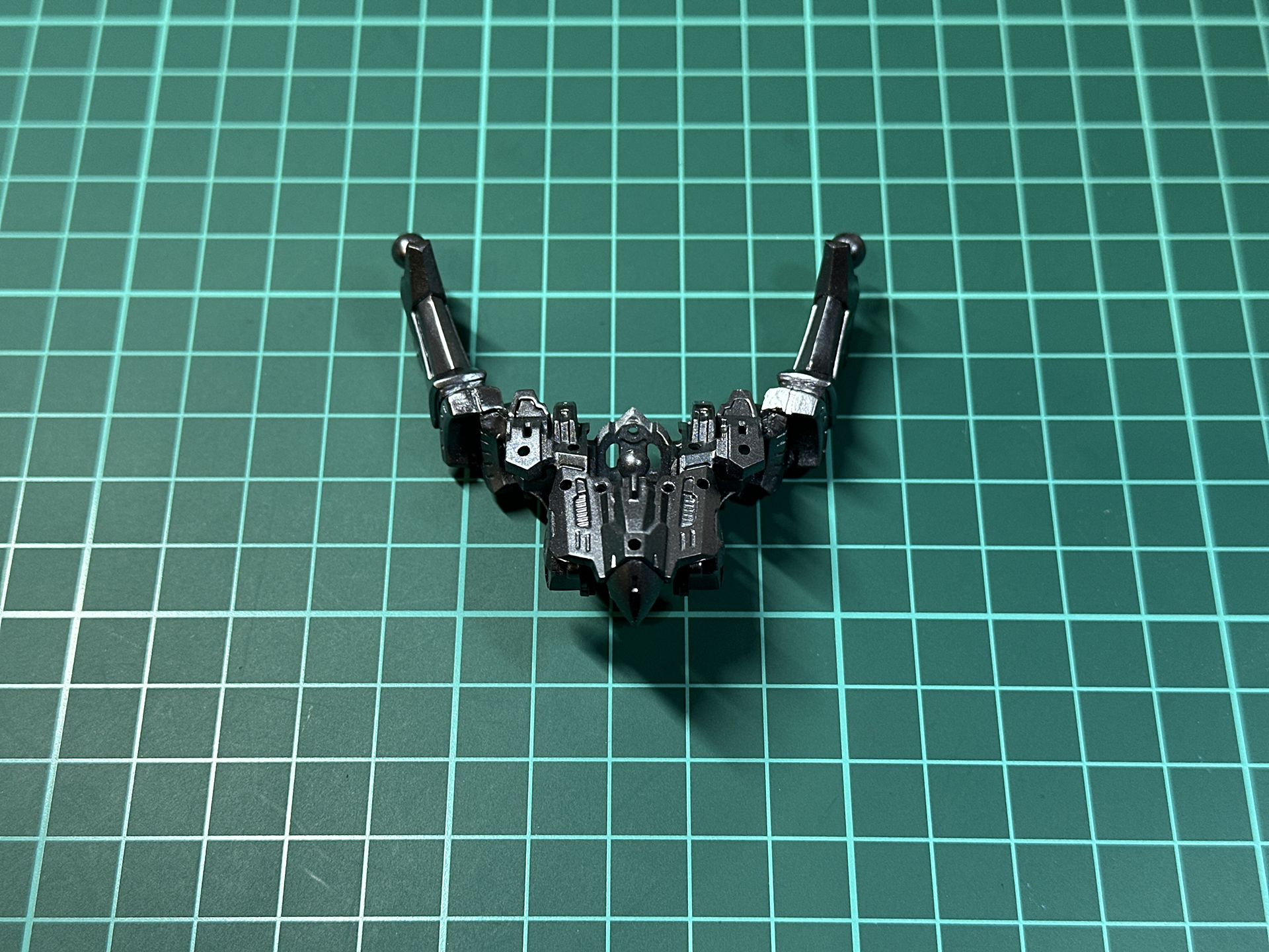 「F.S.S.カラーコレクション 04 ダルマス フレームメタリック」を塗布した胴体フレーム。隠ぺい力も高く癖のないメタリックカラーでした