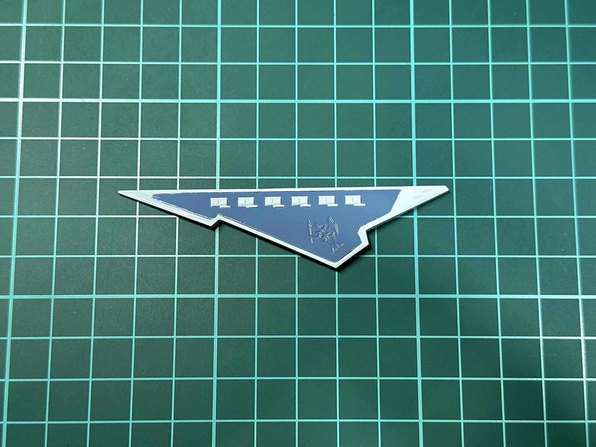 下地色を塗装した腕部装甲。塗分け時はマスキング後もう一度「GS-02 サーフェイサーエヴォ ホワイト」を塗布しています