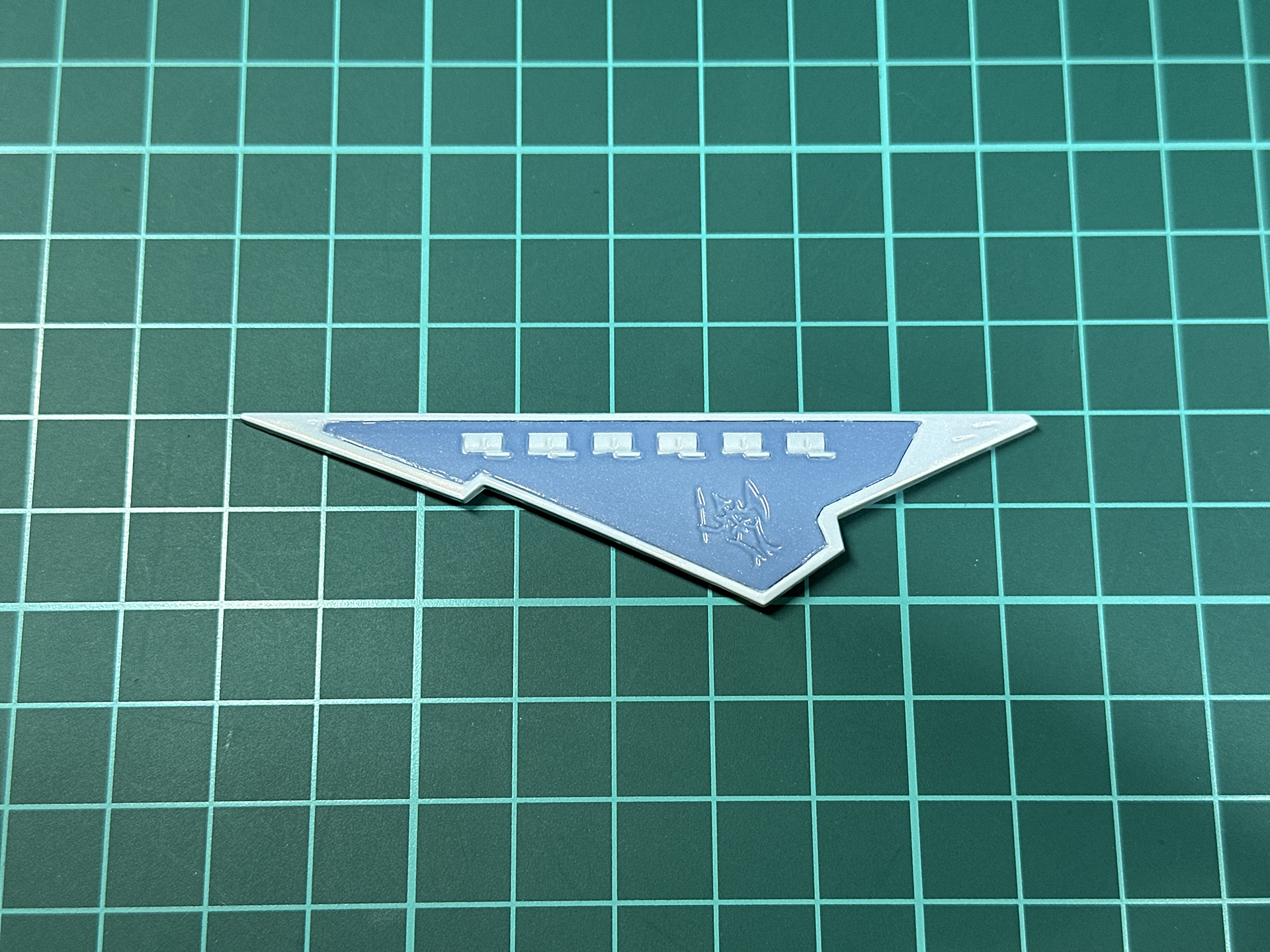 パール、トップコートを塗装した腕部装甲。「F.S.S.カラーコレクション 03 Z.A.P.ホワイト」はホワイトの半透明塗料です