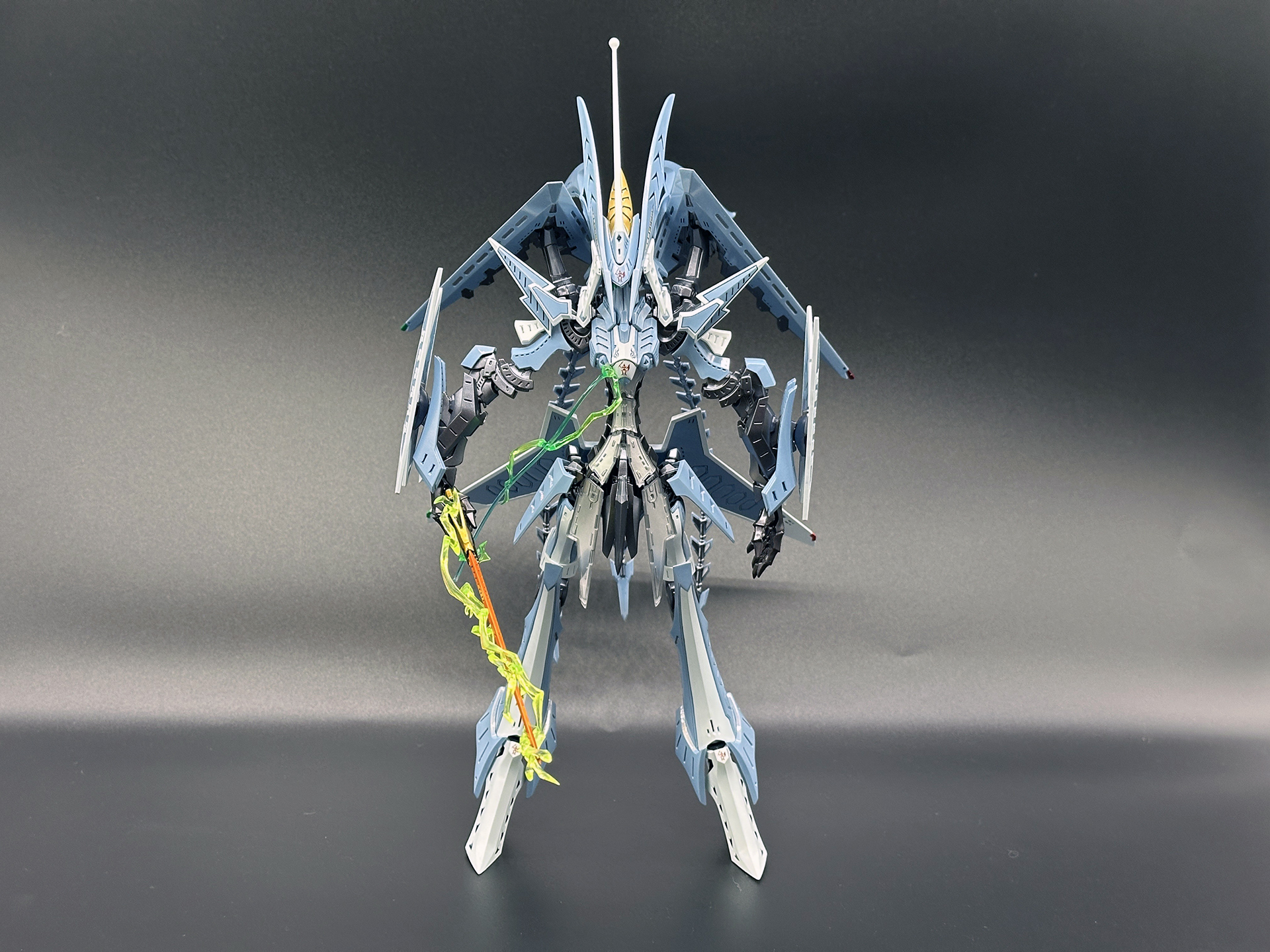 正面から見た破烈の人形。GTMの特徴ともいえる細い胴体、脚部でありながら安定した素立ちが可能となっています