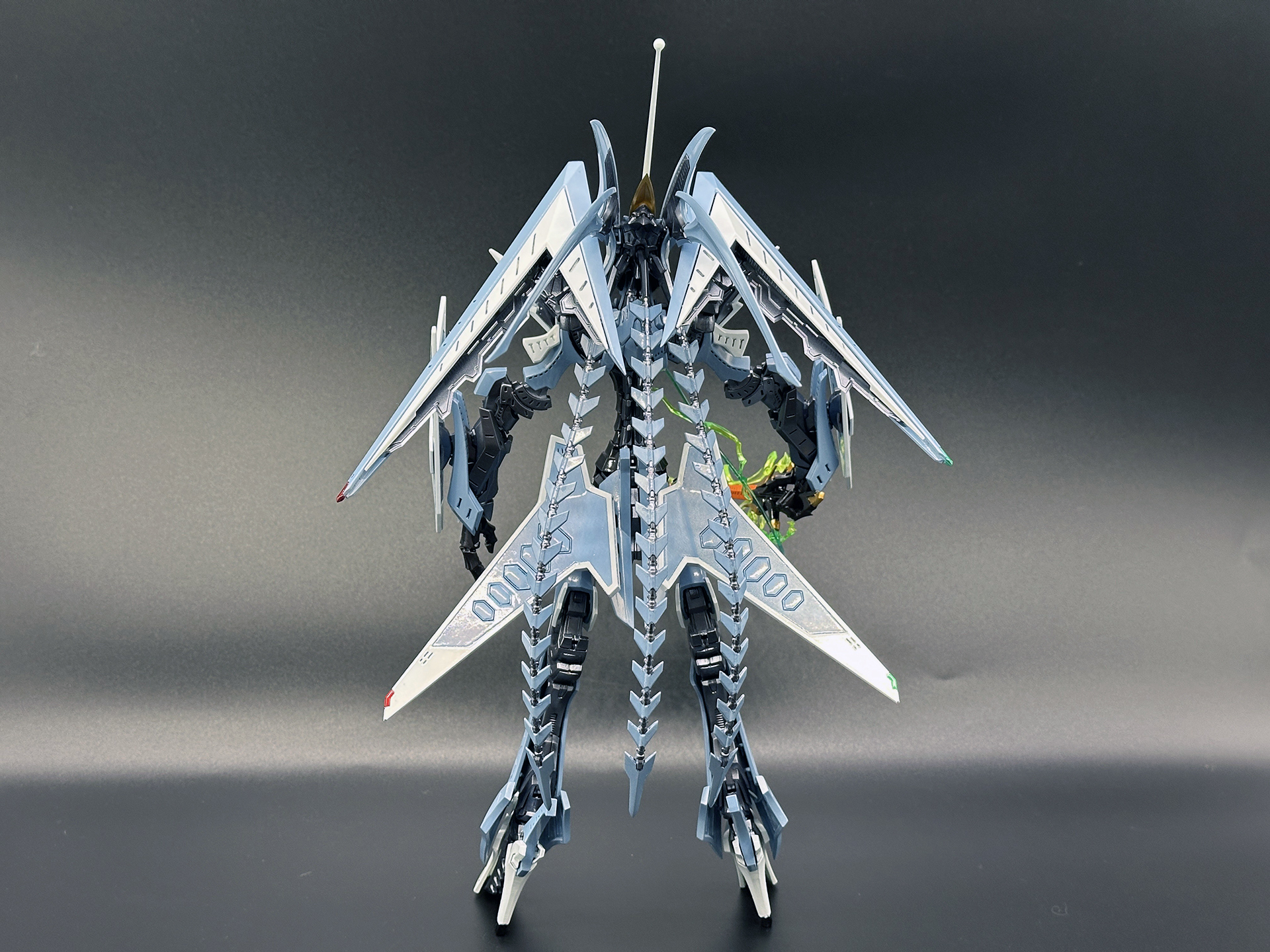 背面から見た破烈の人形。設定画版では後方に大きく張り出したデザインとなります