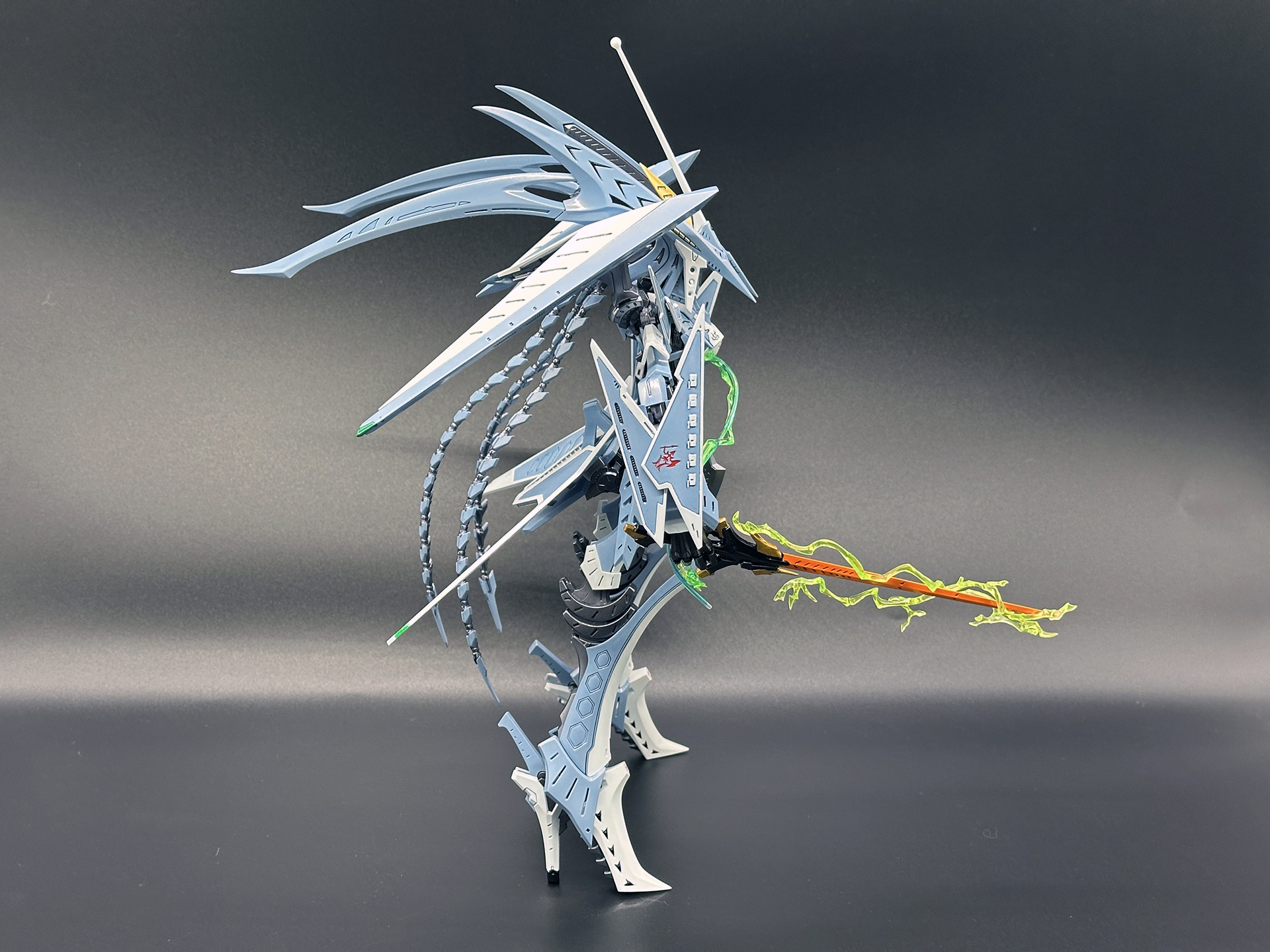 側面から見た破烈の人形。D.B.B.に取り付けたエフェクトパーツは両面テープにて固定しています