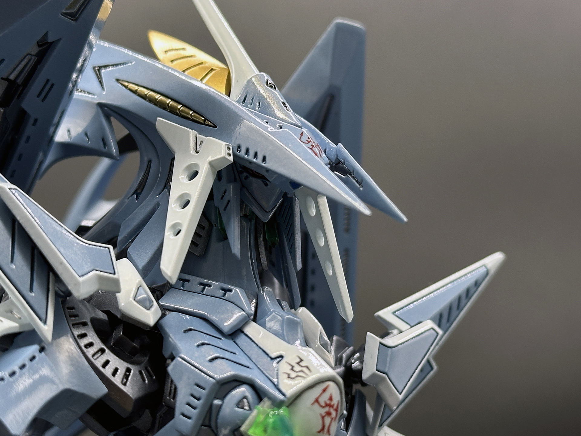 フェイス部分のアップ。アイはフェイスと別パーツのため、塗装しやすくなっています