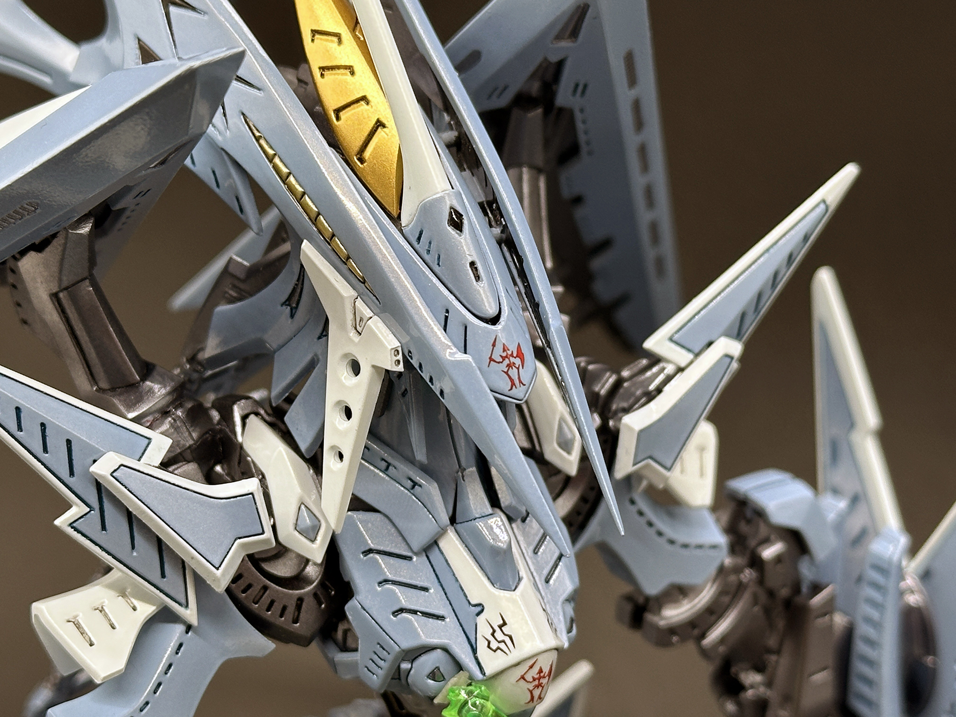 頭頂部の破烈の人形マークは水転写デカールで再現されています