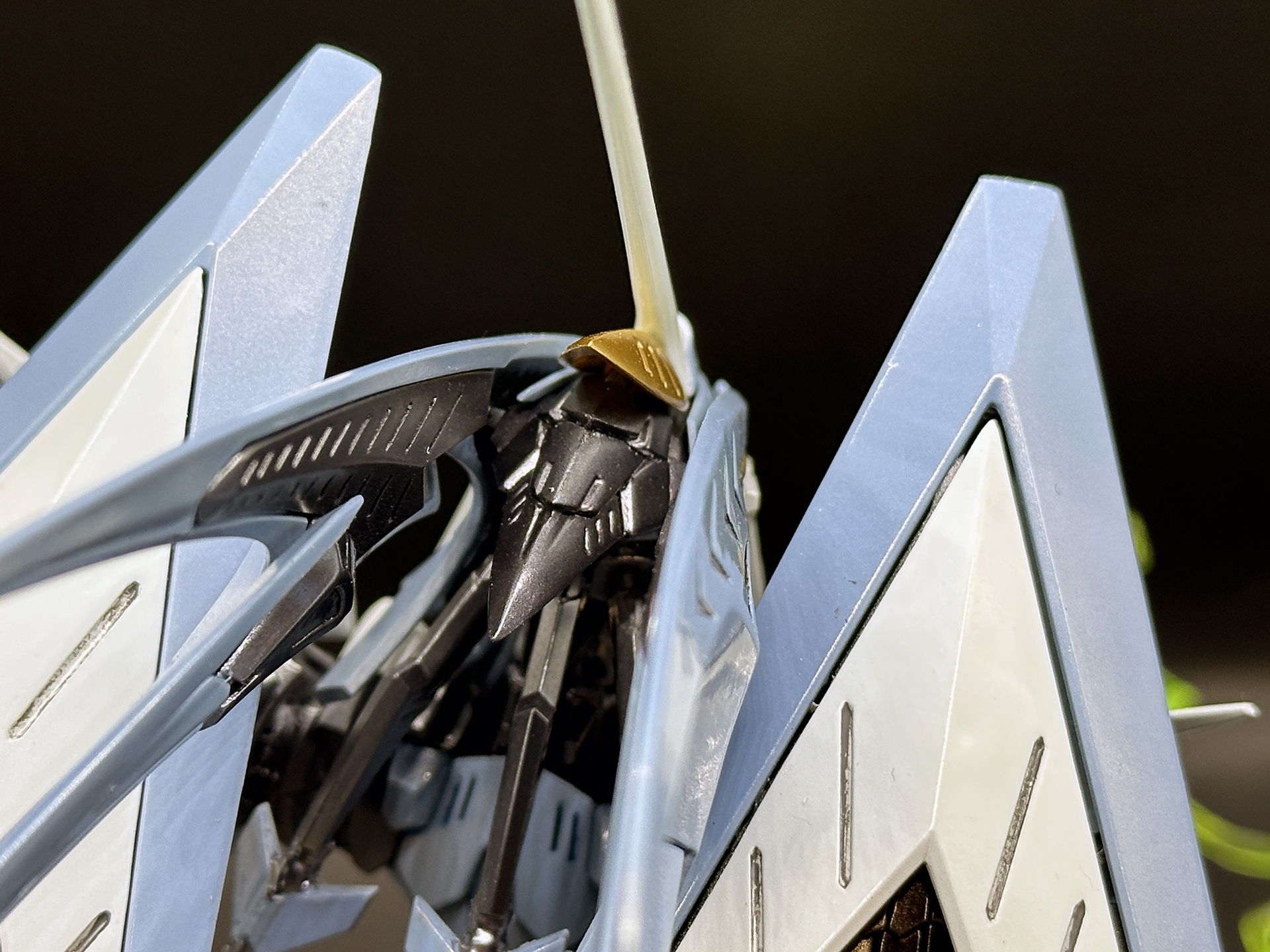 頭部合わせ目のアップ。塗装後のパーツでも合わせ目消しは十分に可能です