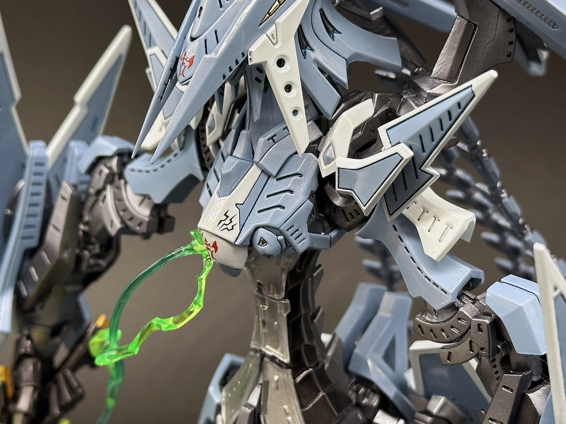 胴体部および、肩部のアップ。パーツカラーに合わせてスミ入れの配色を変更しています